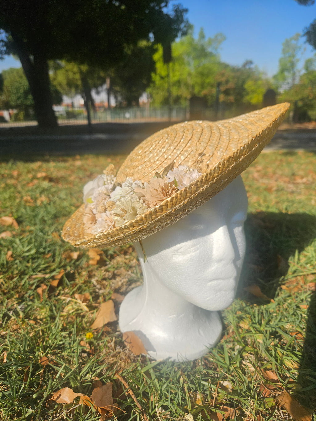 Sombrero de paja beige de ala ancha con flores blancas y cinta tejida