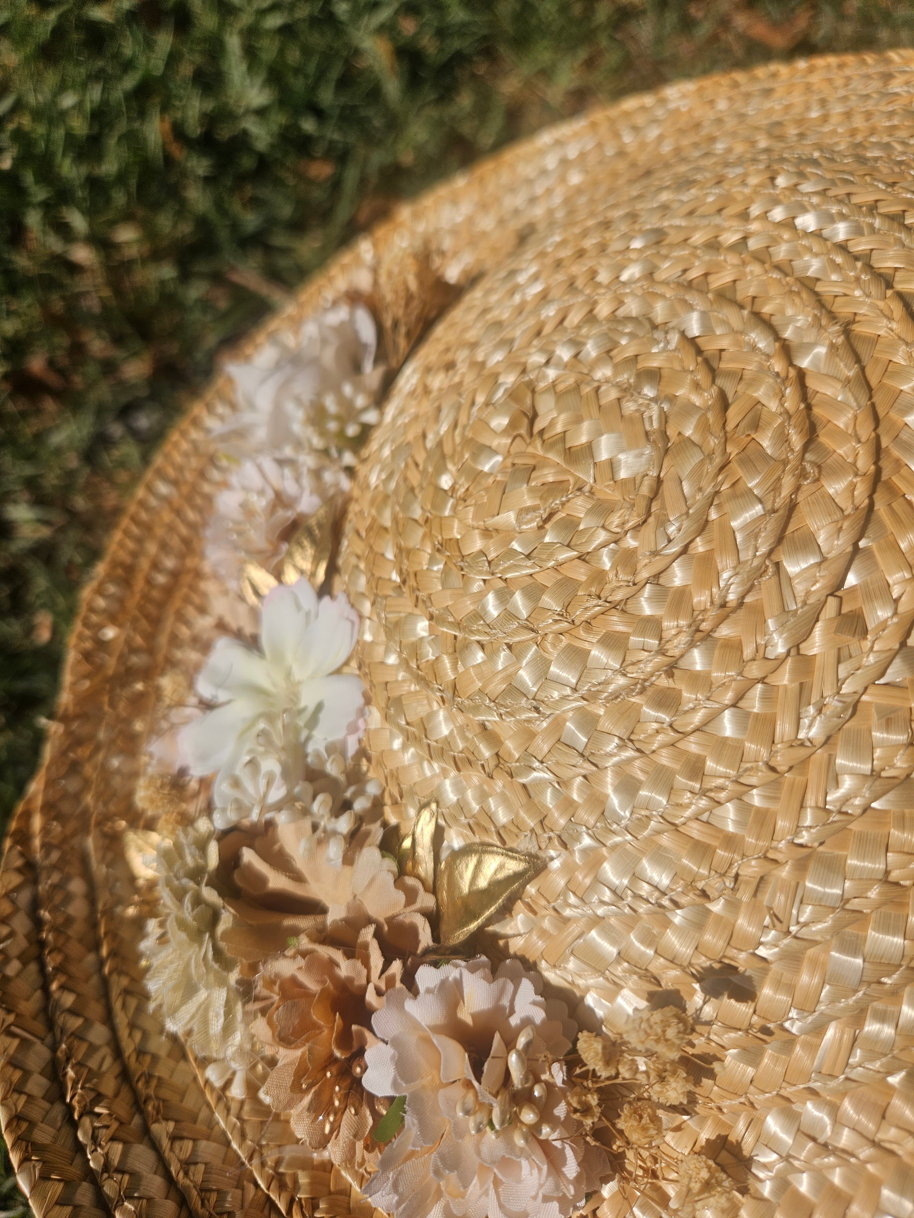 Pamela de paja beige con detalle de flores blancas y textura tejida del ala