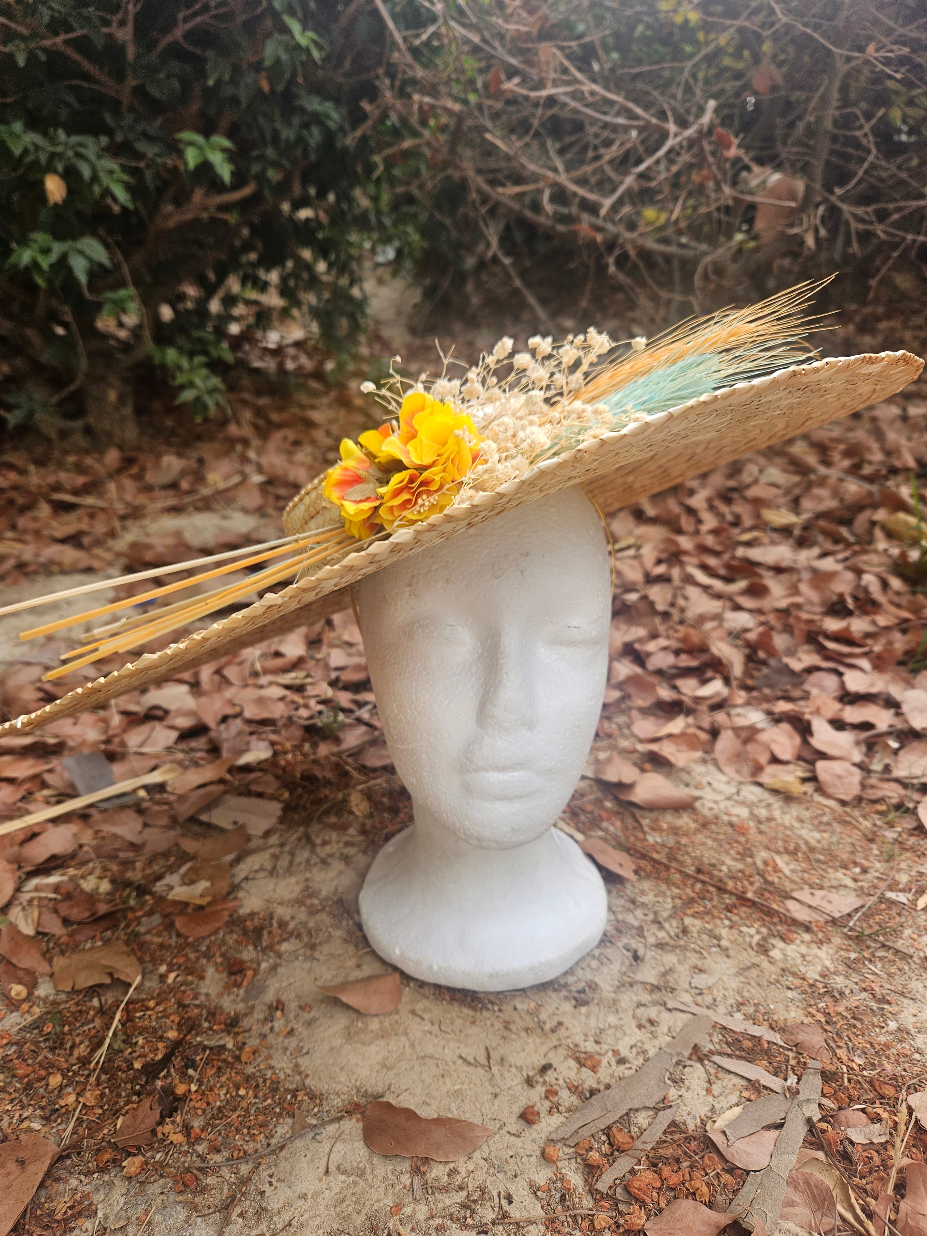 Sombrero de paja trenzada beige de ala ancha con ramo de flores amarillas
