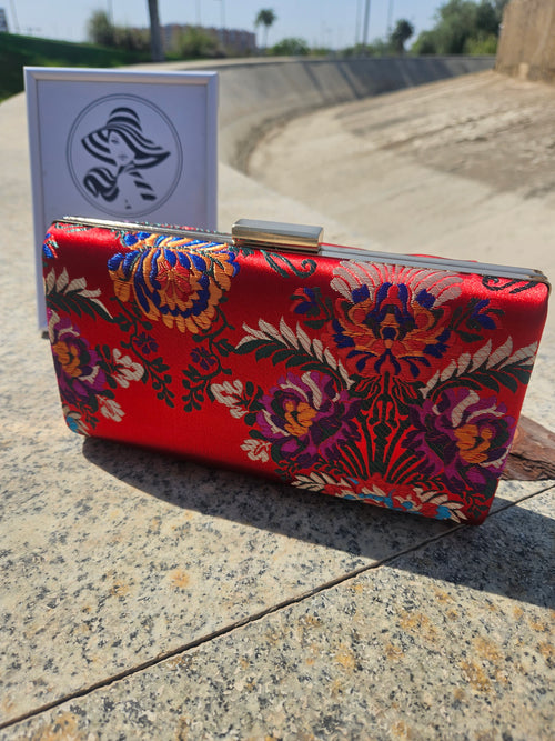 Bolso Kumbia rectangular rojo con flores multicolor y cierre metálico superior