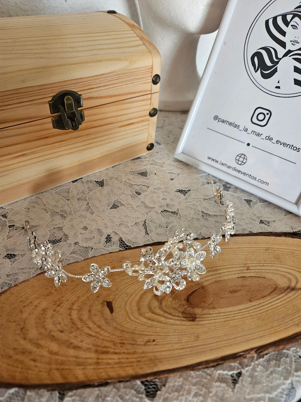 Tiara Denissa con pedrería y motivos florales en tono plateado, diseño en arco