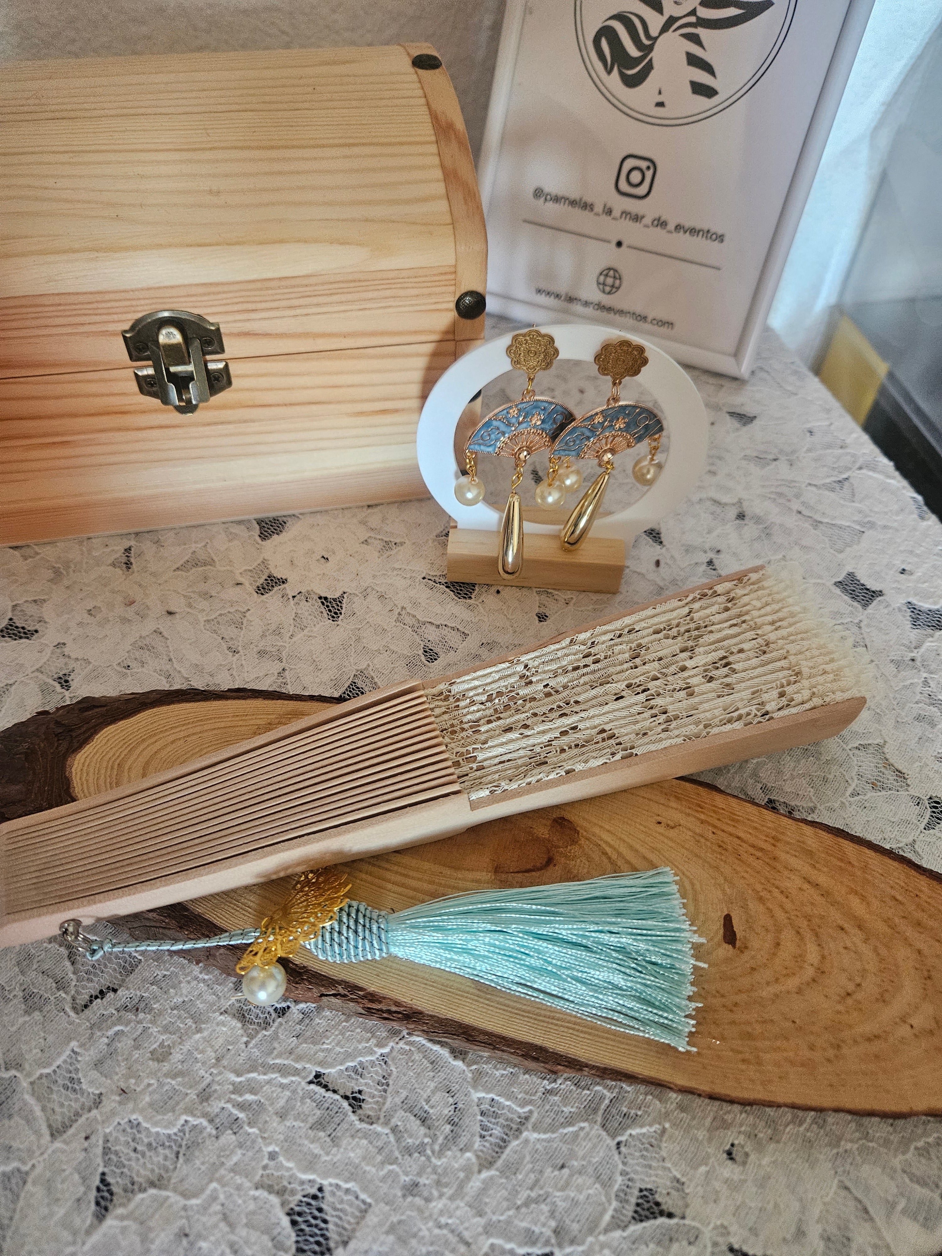 Abanico de madera con encaje crema y flecos turquesa, vista completa