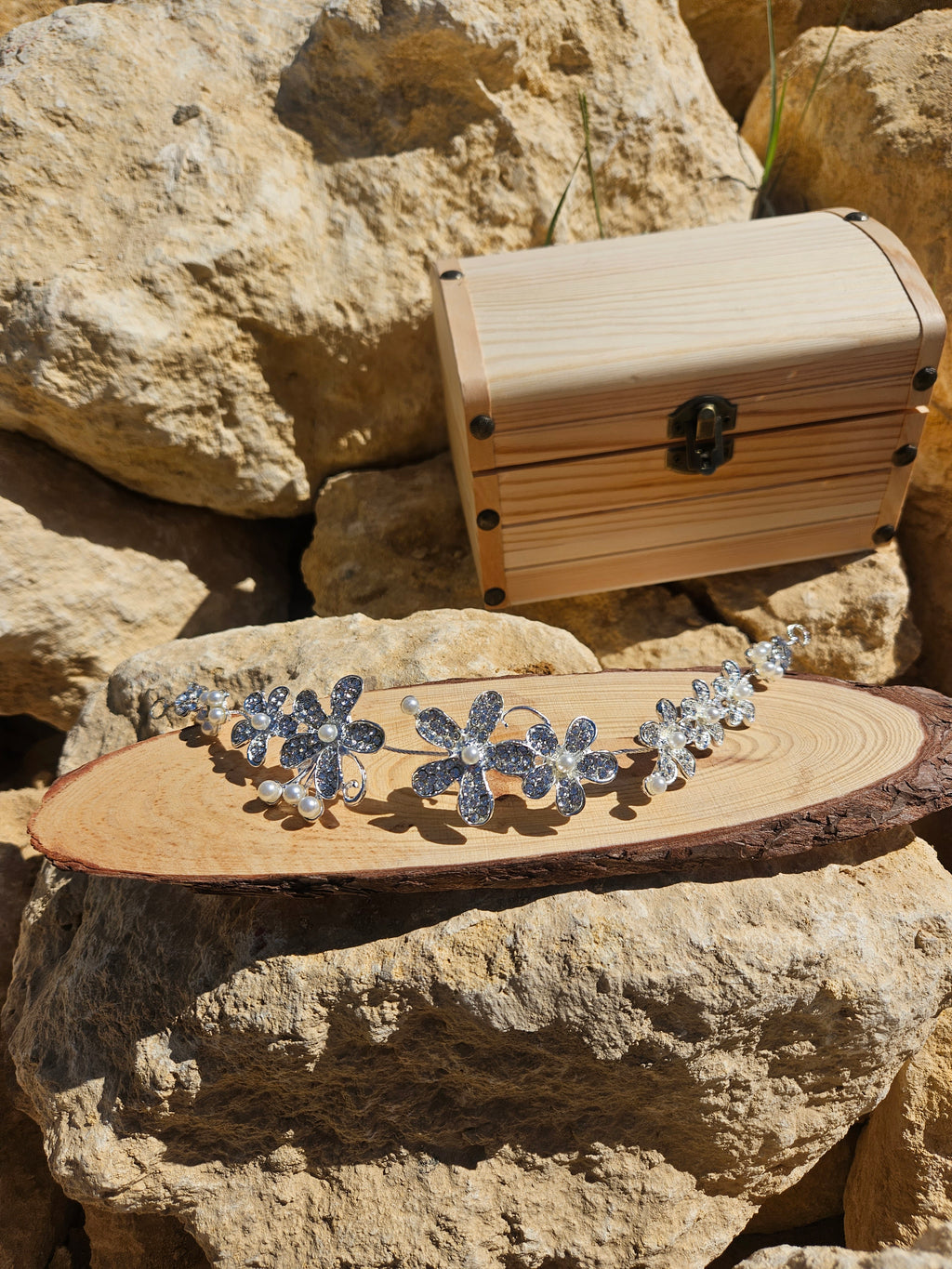 Diadema Tiara Denissa con apliques de flores azules y perlas blancas