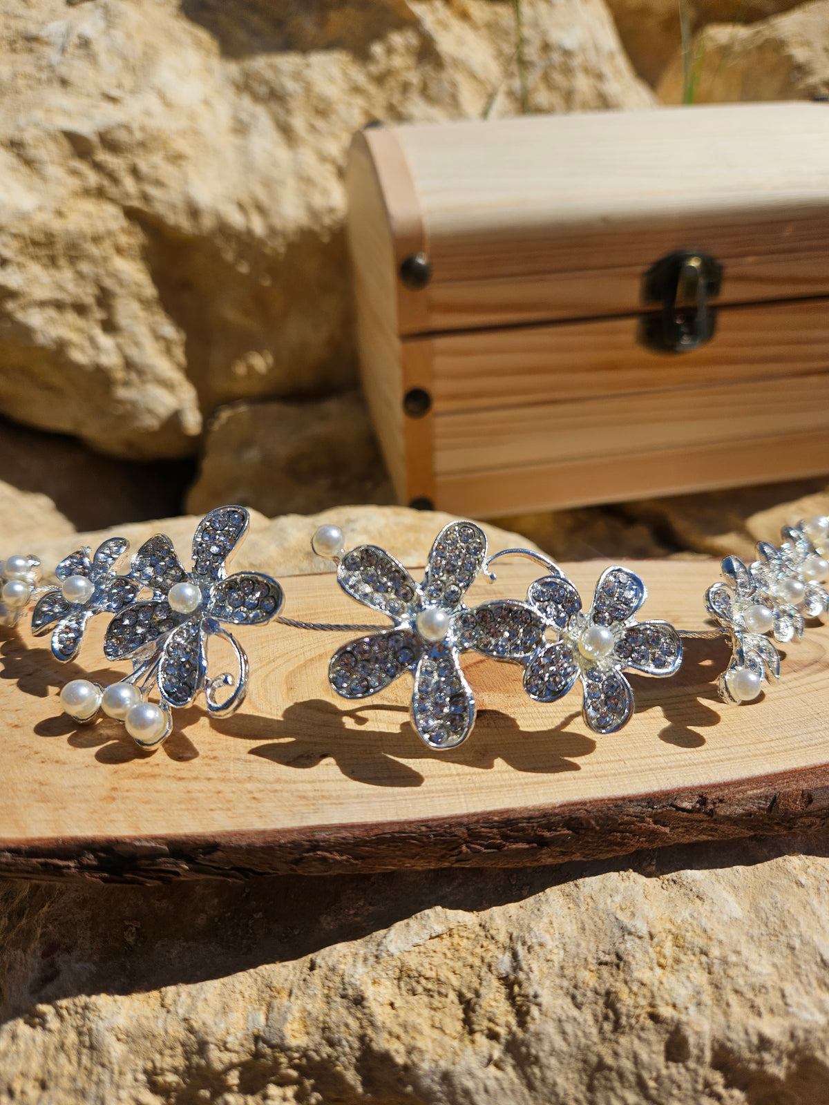 Diadema Tiara Denissa detalle de flores de pedrería azul y perlas