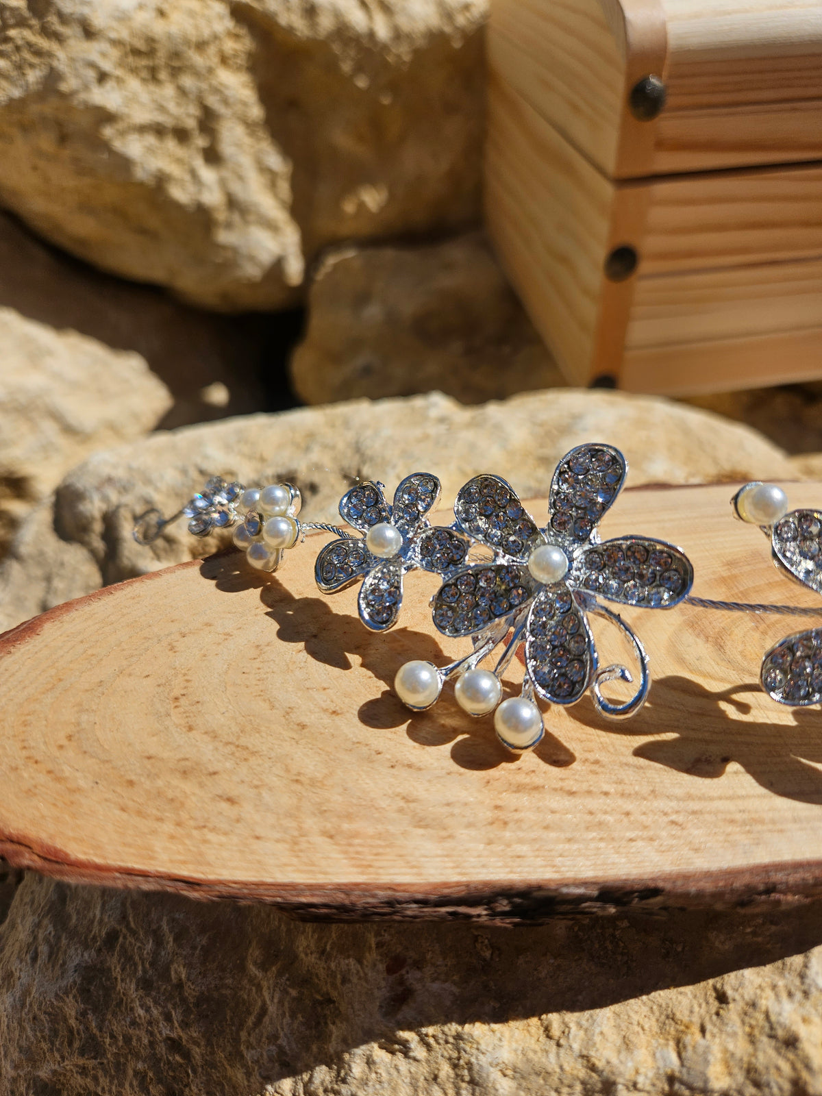 Diadema Tiara Denissa con flores de pedrería azul y perlas blancas