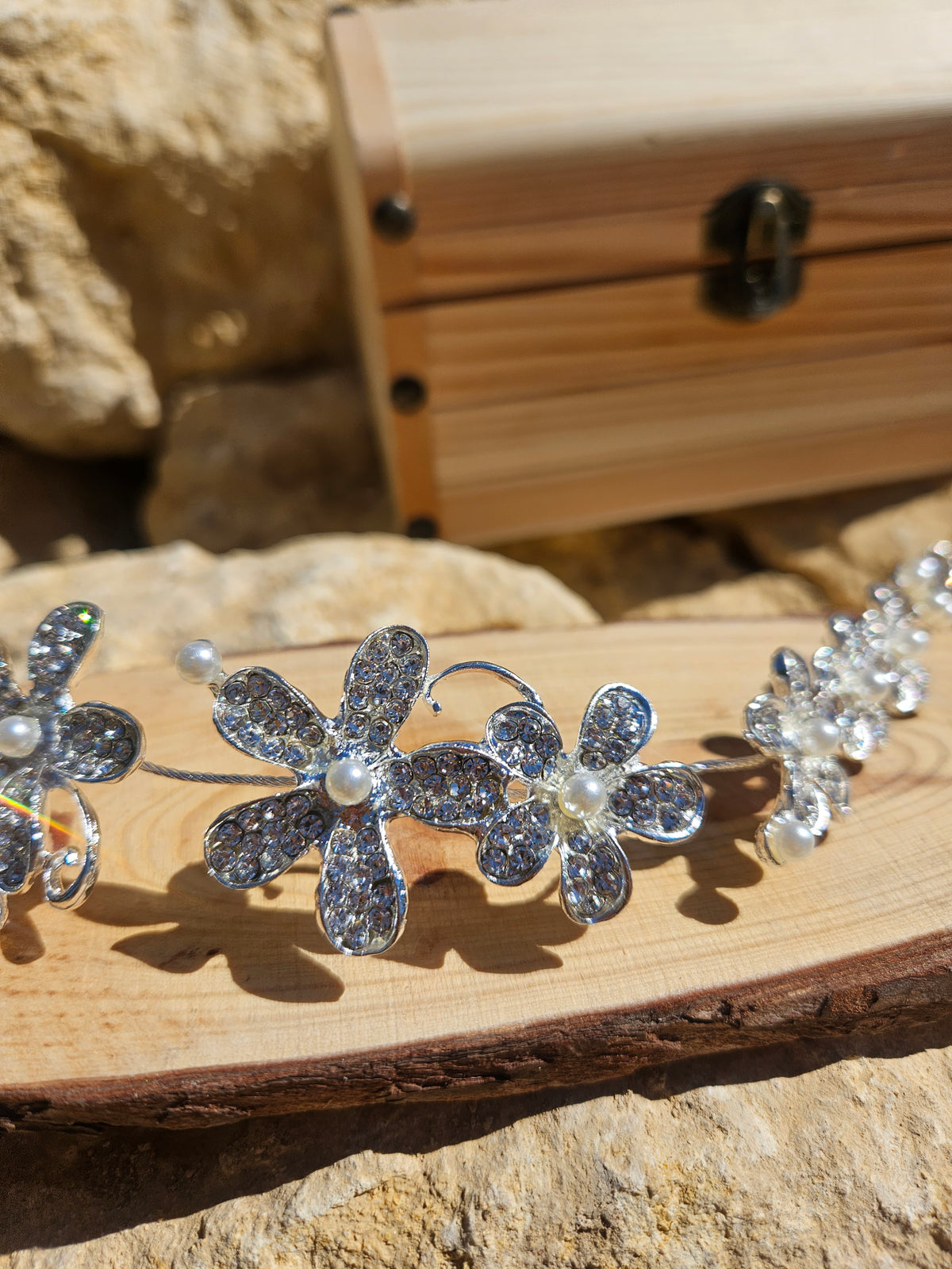 Diadema Tiara Denissa de flores azules con pedrería brillante y perlas