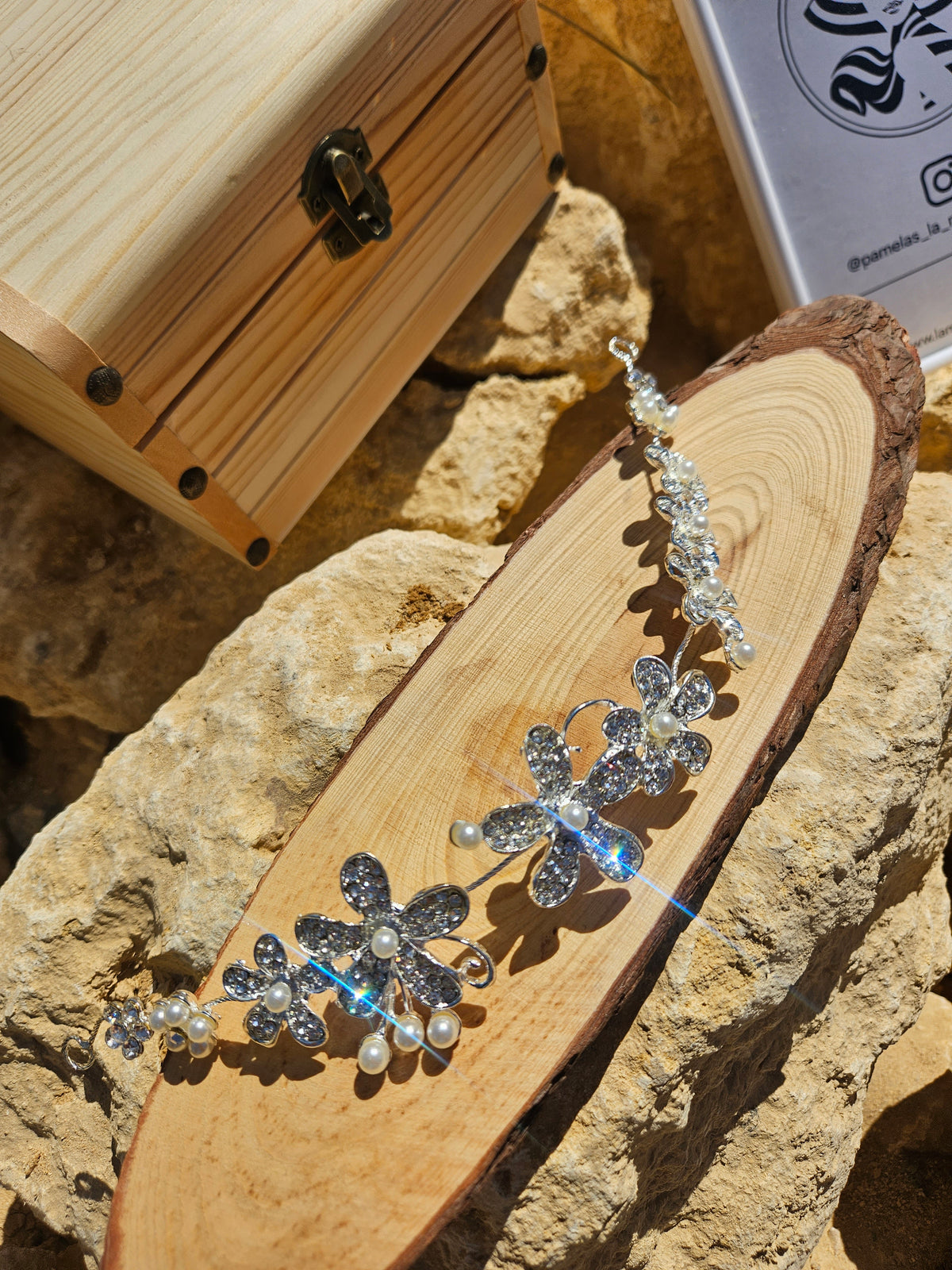 Diadema Tiara Denissa con flor central de pedrería azul y perlas blancas