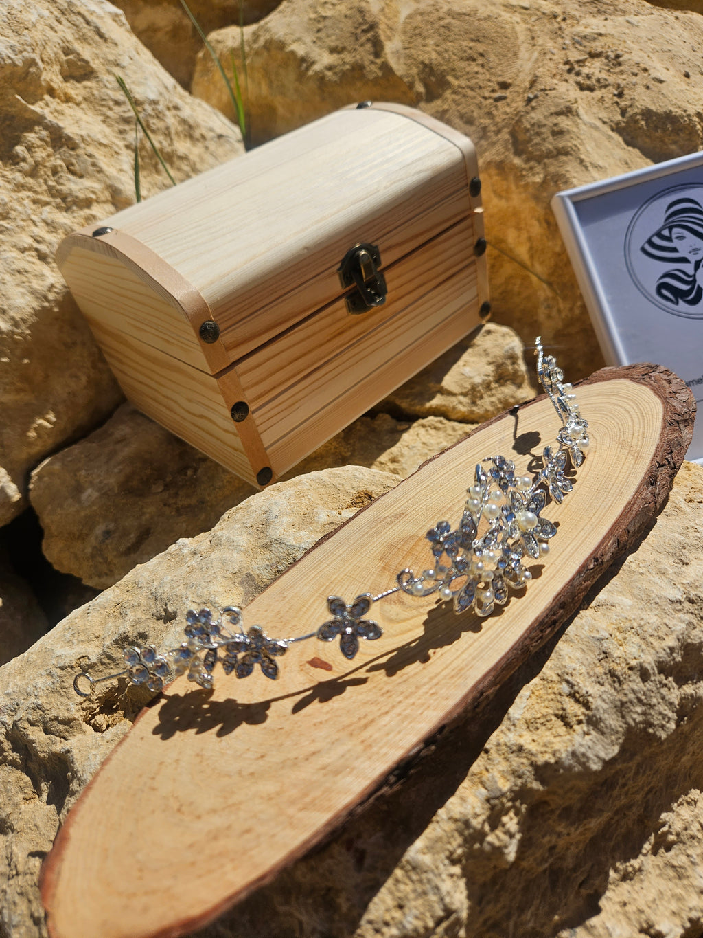 Diadema Tiara Denissa de flores azules con pedrería y perlas, vista lateral