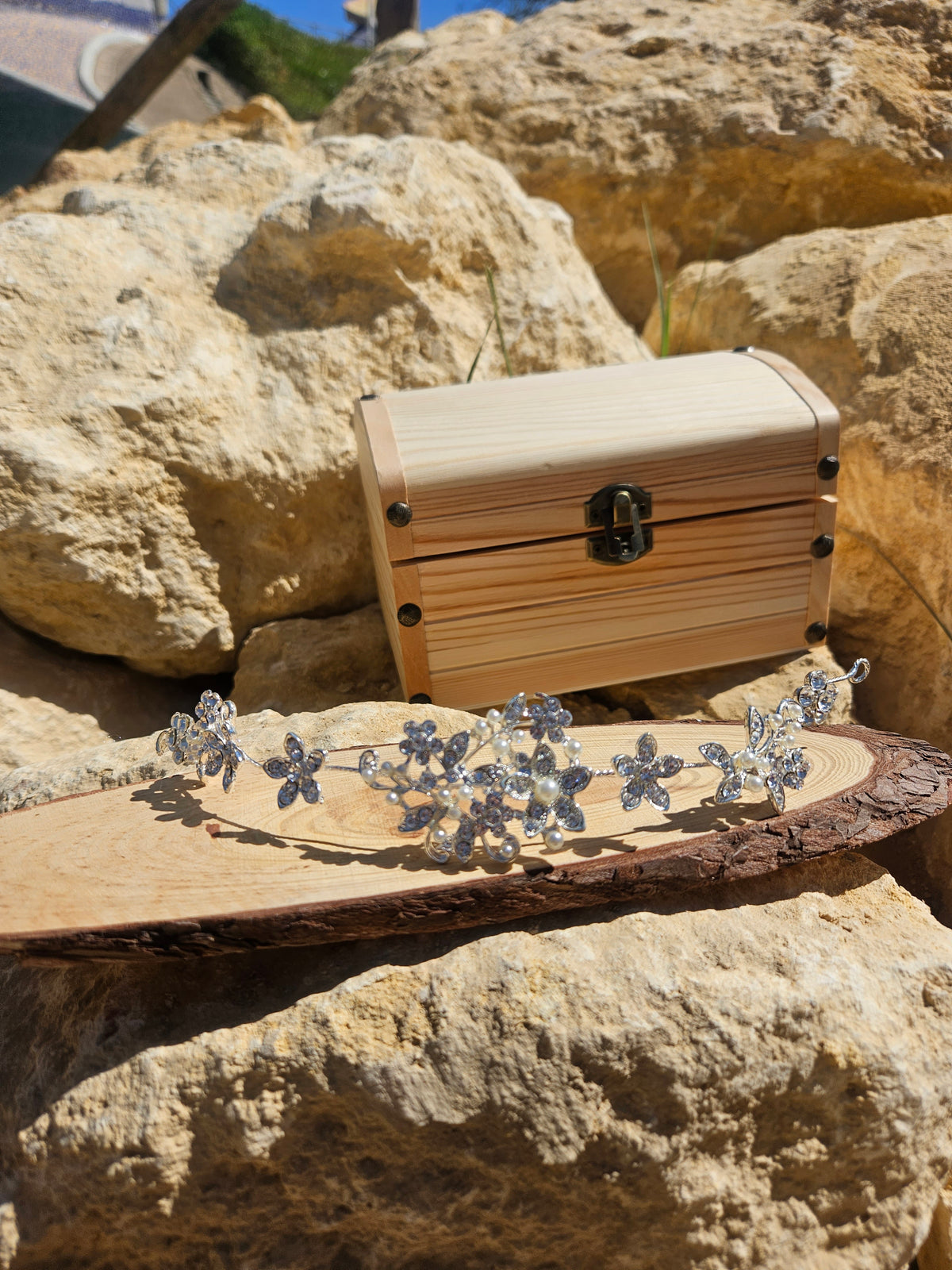 Diadema Tiara Denissa floral con pedrería azul y perlas blancas