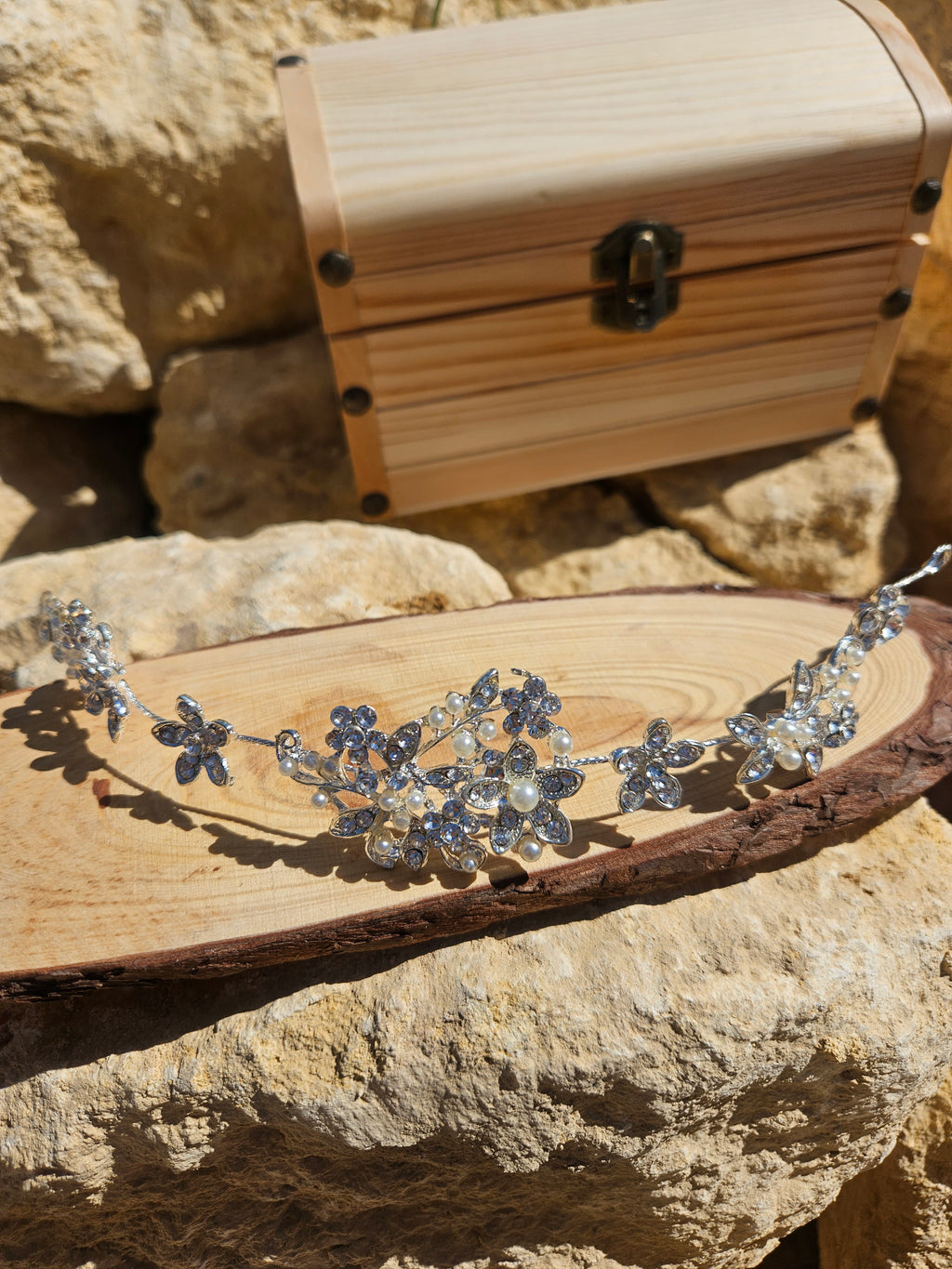 Diadema Tiara Denissa en forma de cinta con pedrería azul y perlas
