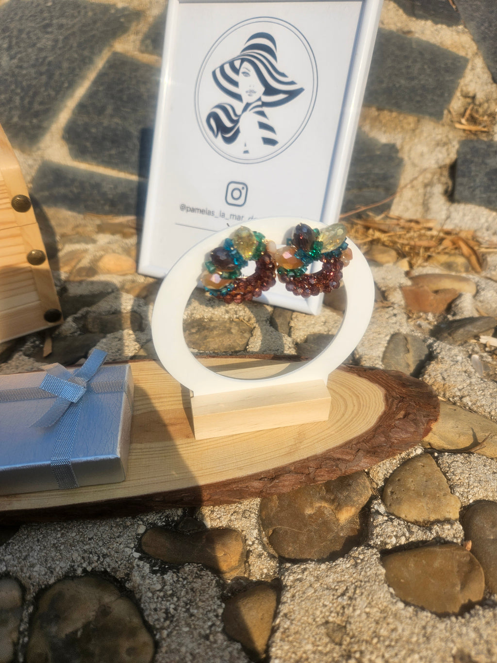 Pendientes Daiki con cuentas multicolor tipo botón en tarjeta blanca