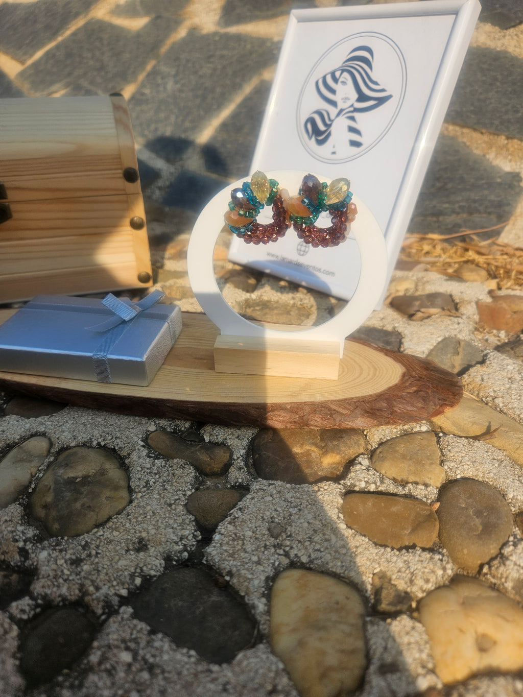 Pendientes Daiki de cuentas multicolor en tarjeta con soporte de madera