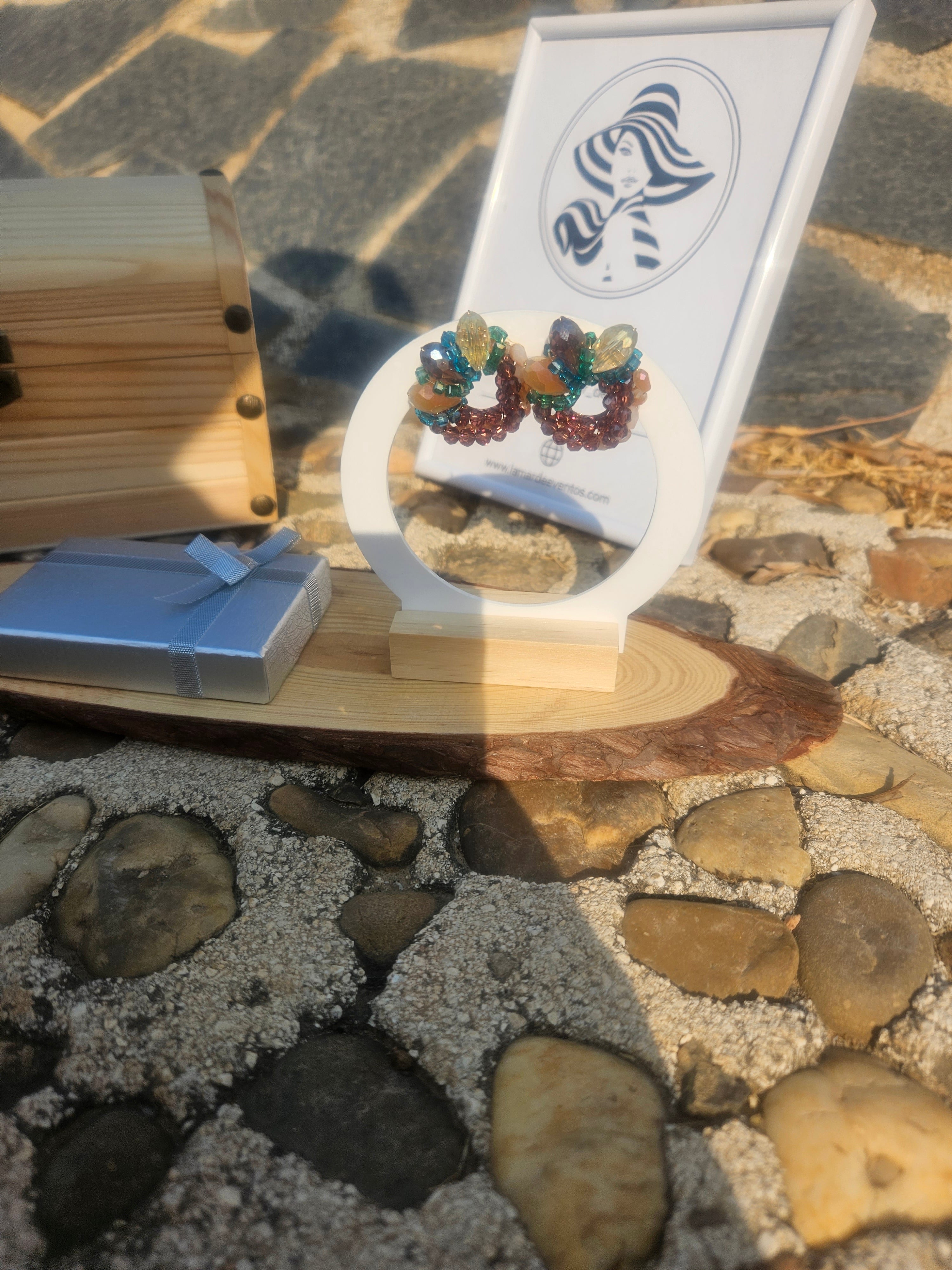 Pendientes Daiki de cuentas multicolor en tarjeta con soporte de madera
