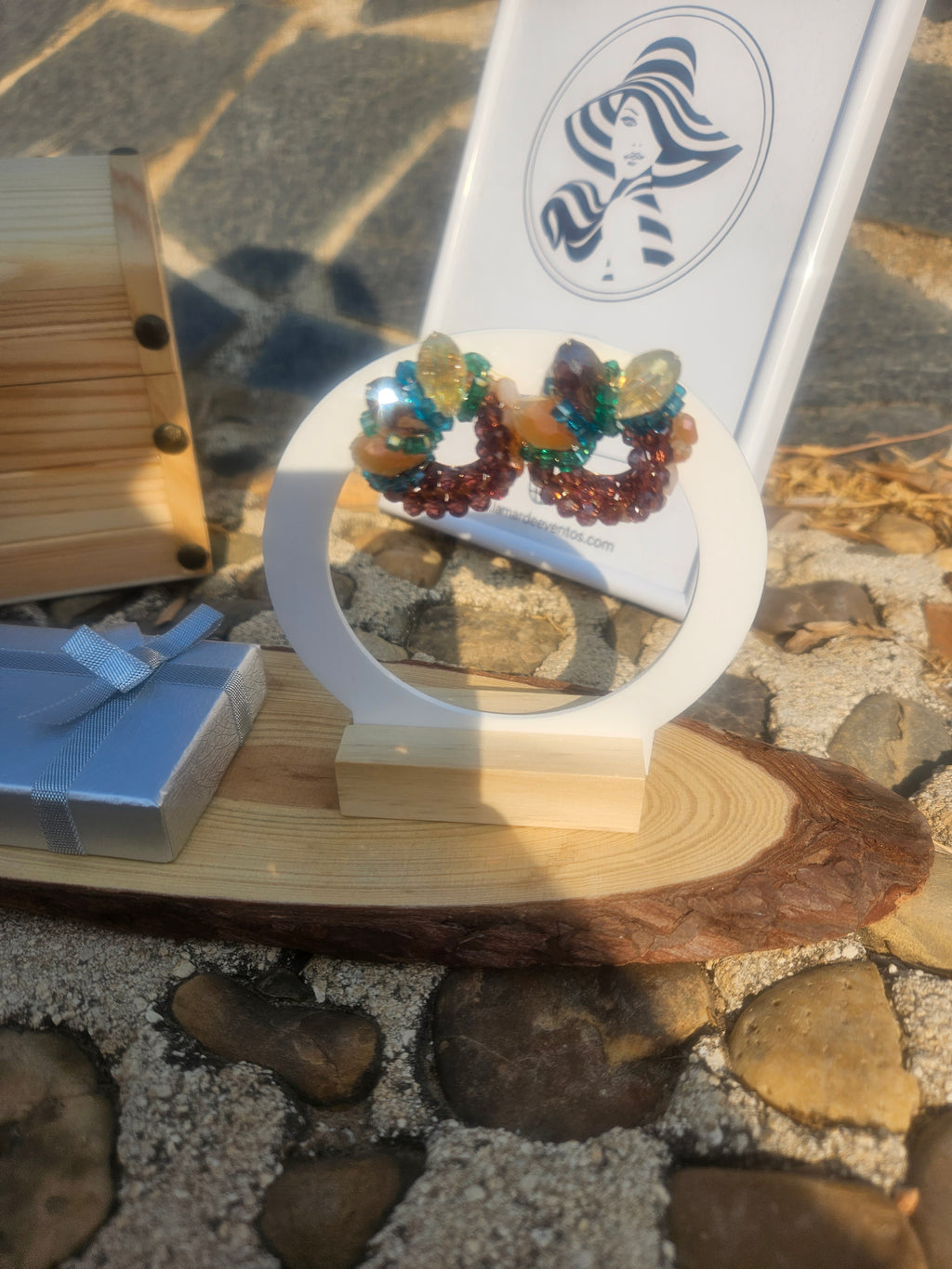 Pendientes Daiki con cuentas multicolor sobre soporte con tarjeta blanca