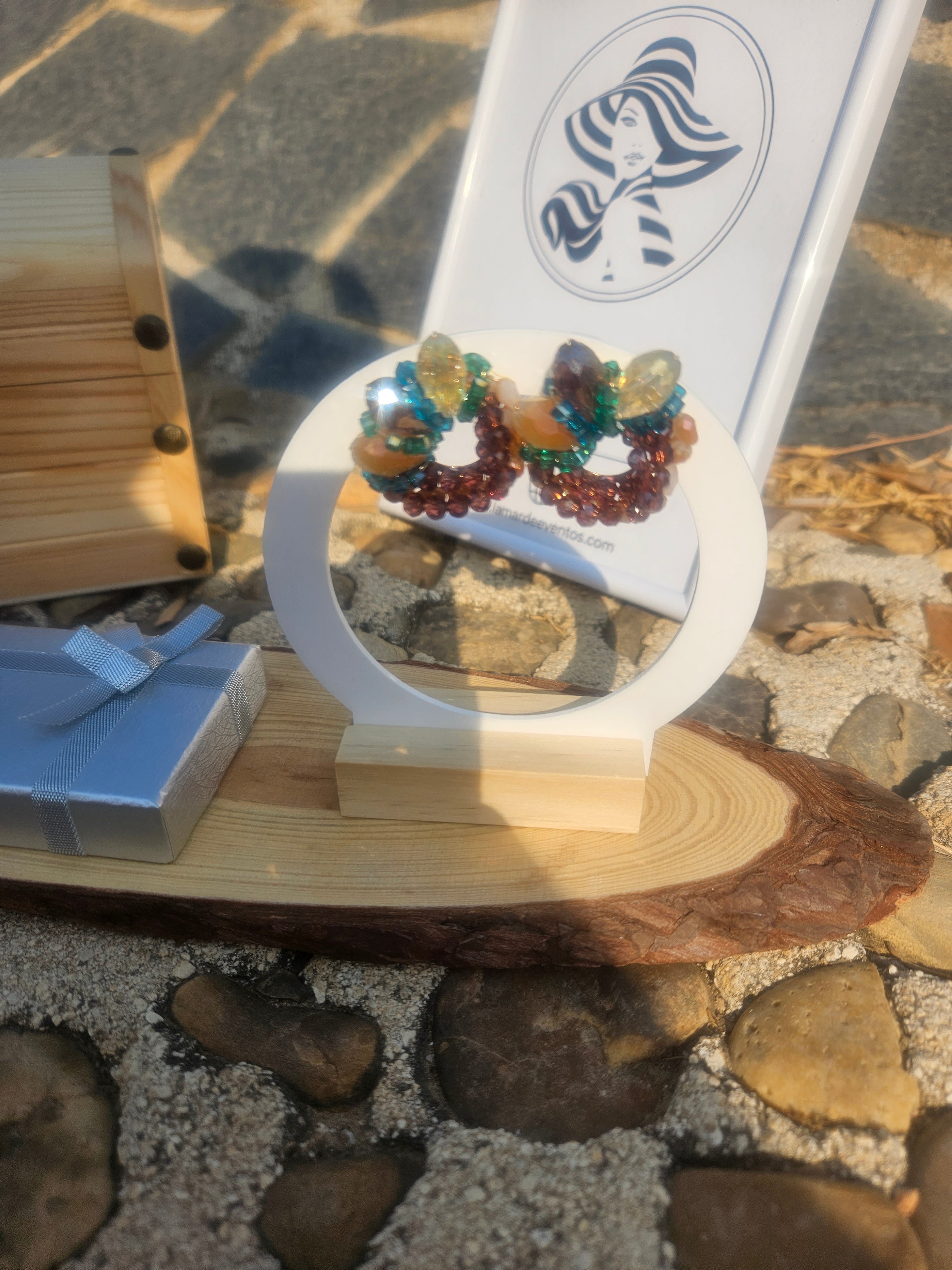 Pendientes Daiki con cuentas multicolor sobre soporte con tarjeta blanca