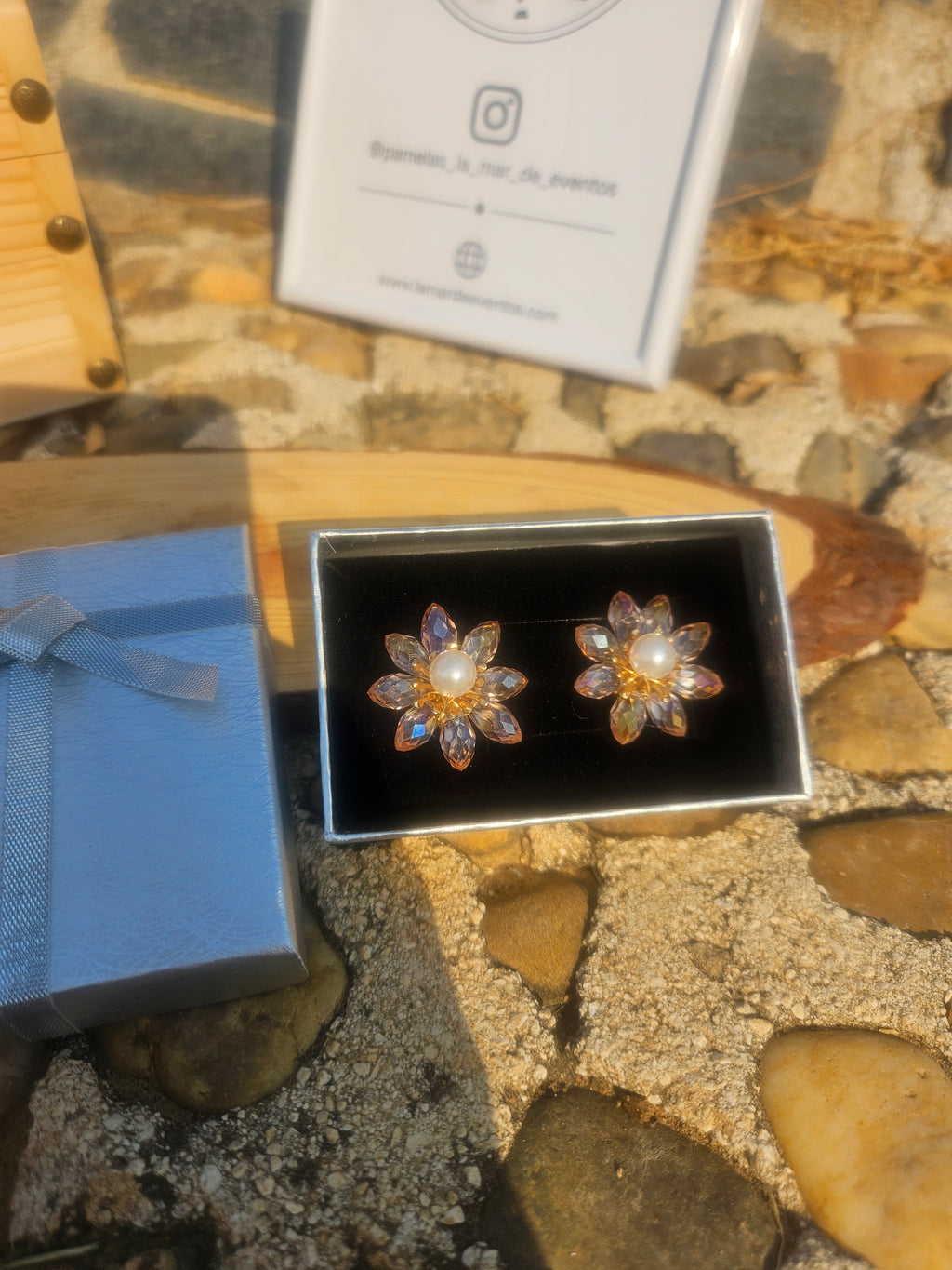 Pendientes florales con perla y cristales multicolor, par en caja negra