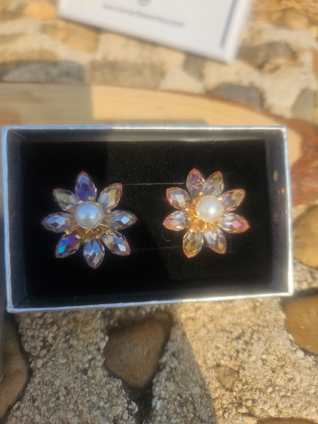 Pendientes florales con perla, cristales azul y dorado, par en caja negra