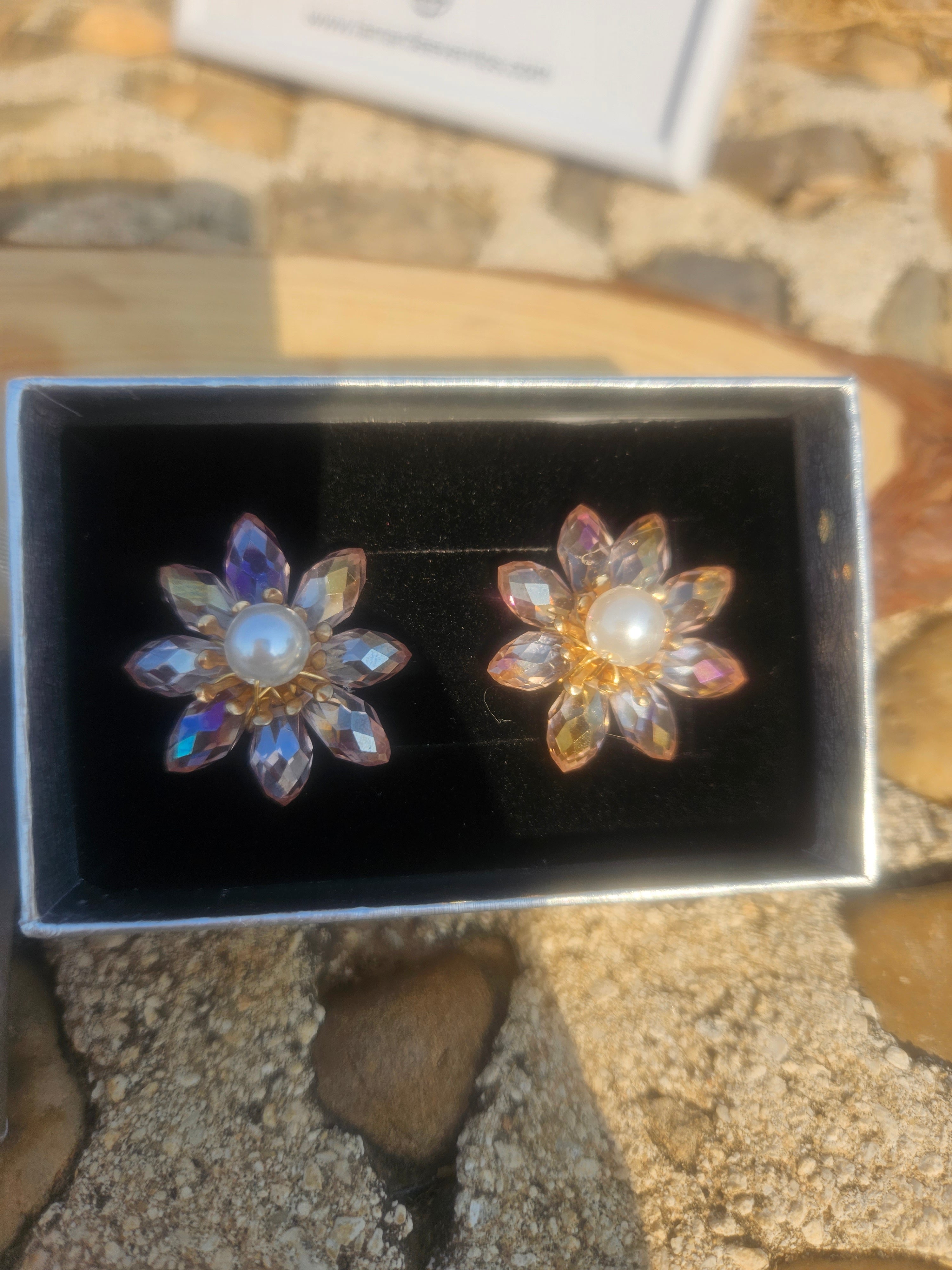 Pendientes florales con perla, cristales azul y dorado, par en caja negra