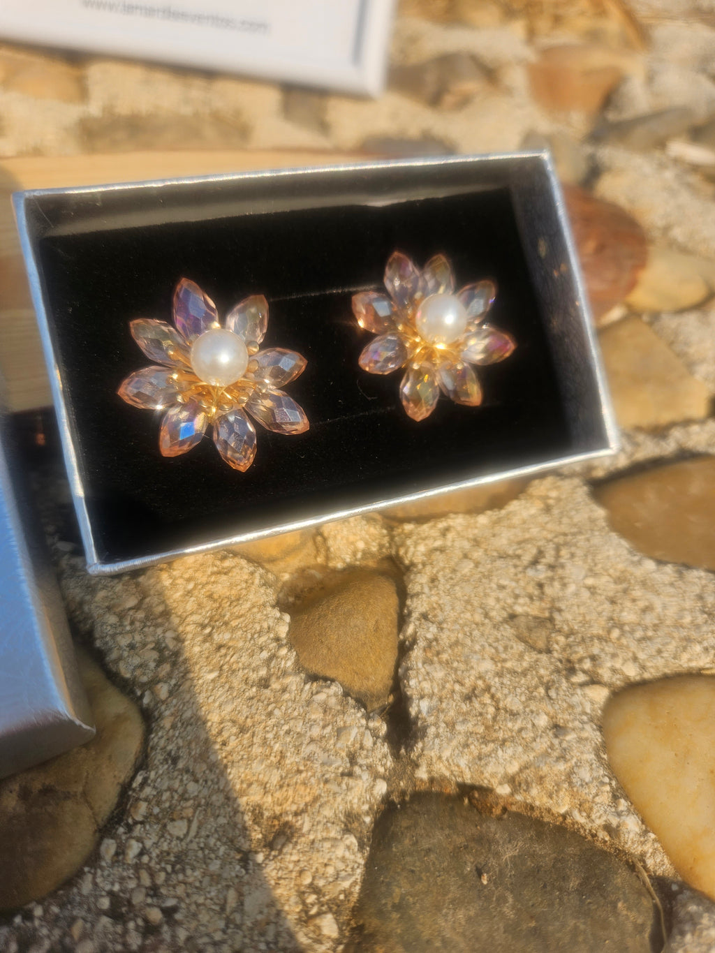 Pendientes florales con perla, cristales en tonos oro y lila, par en caja negra