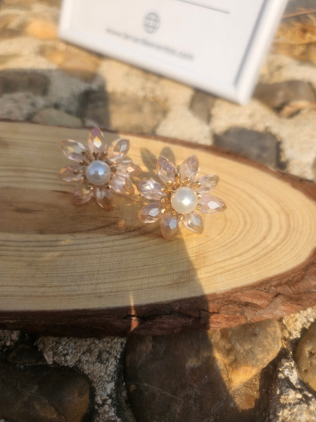 Pendientes florales con perla, cristales multicolor, sobre base de madera