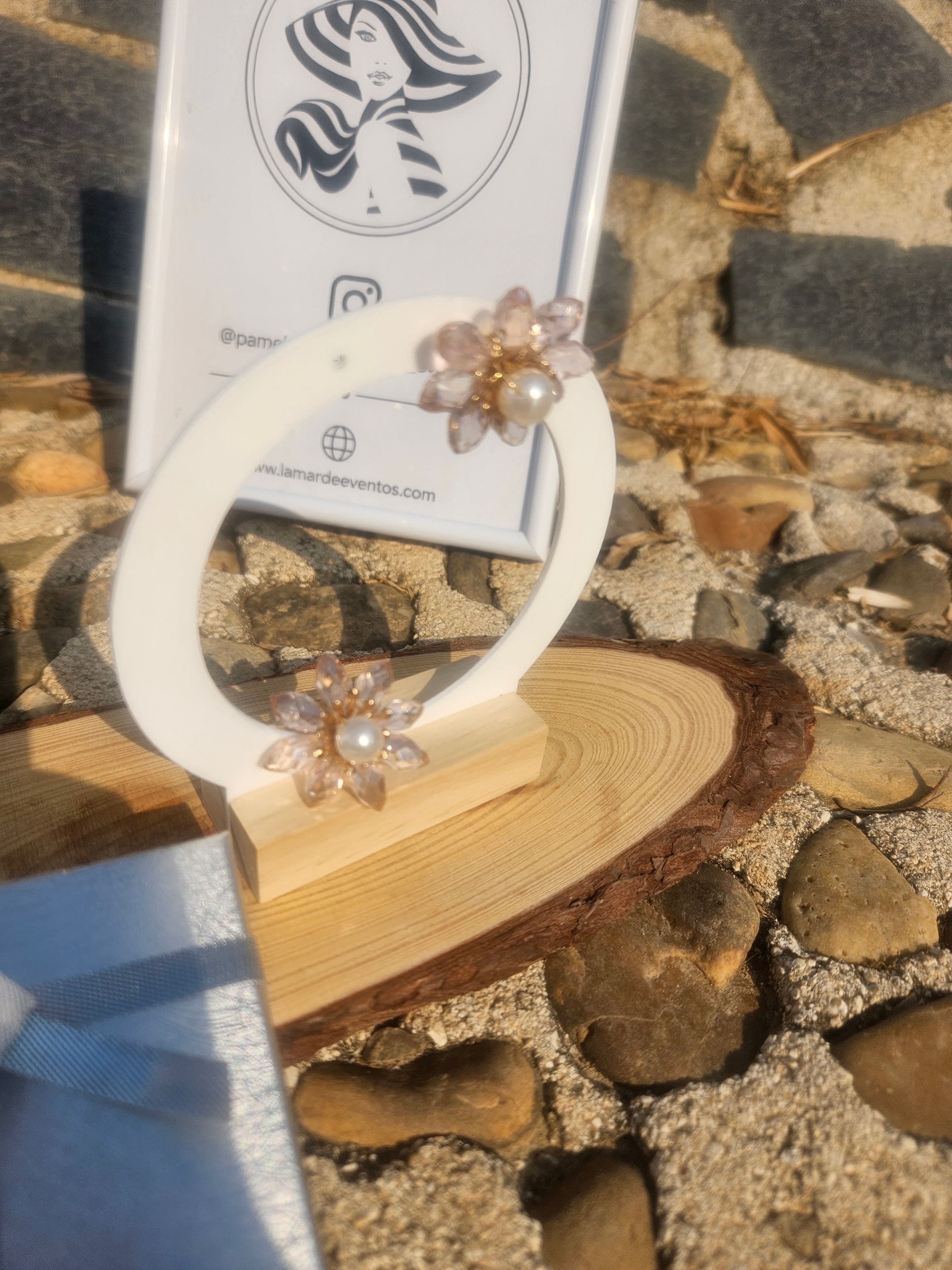 Pendientes florales con perla y cristales, con lazo azul en tarjeta