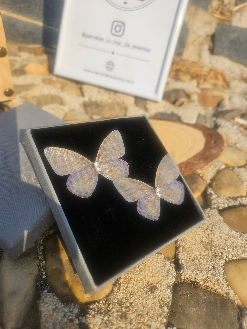 Pendientes Ayane con motivos de mariposas transparentes sobre base negra