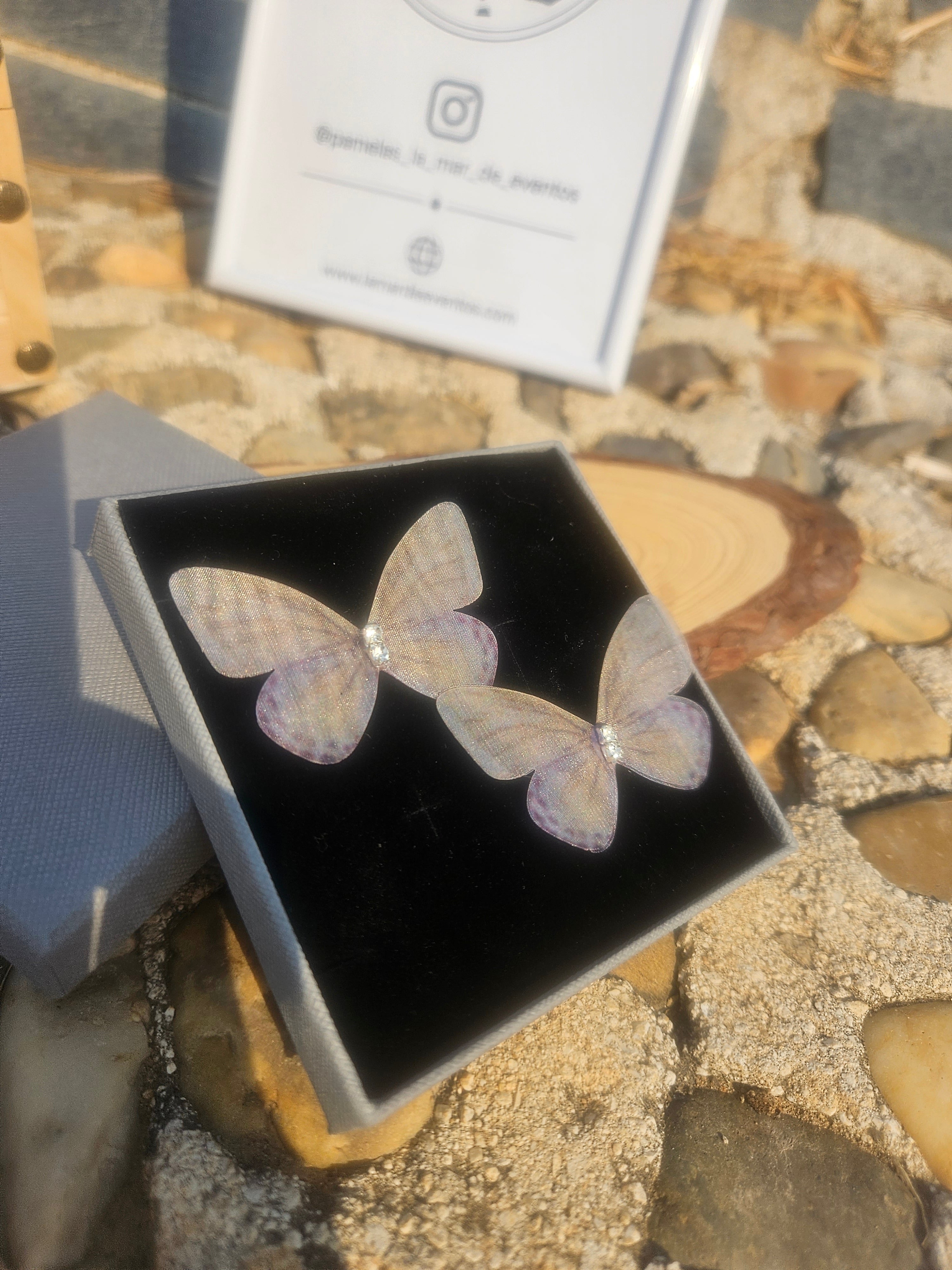 Pendientes Ayane con motivos de mariposas transparentes sobre base negra