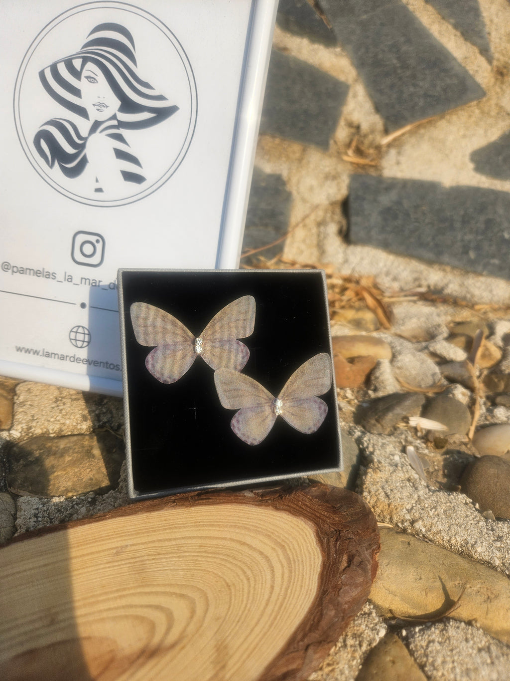 Pendientes Ayane con tres mariposas transparentes y acabado plateado