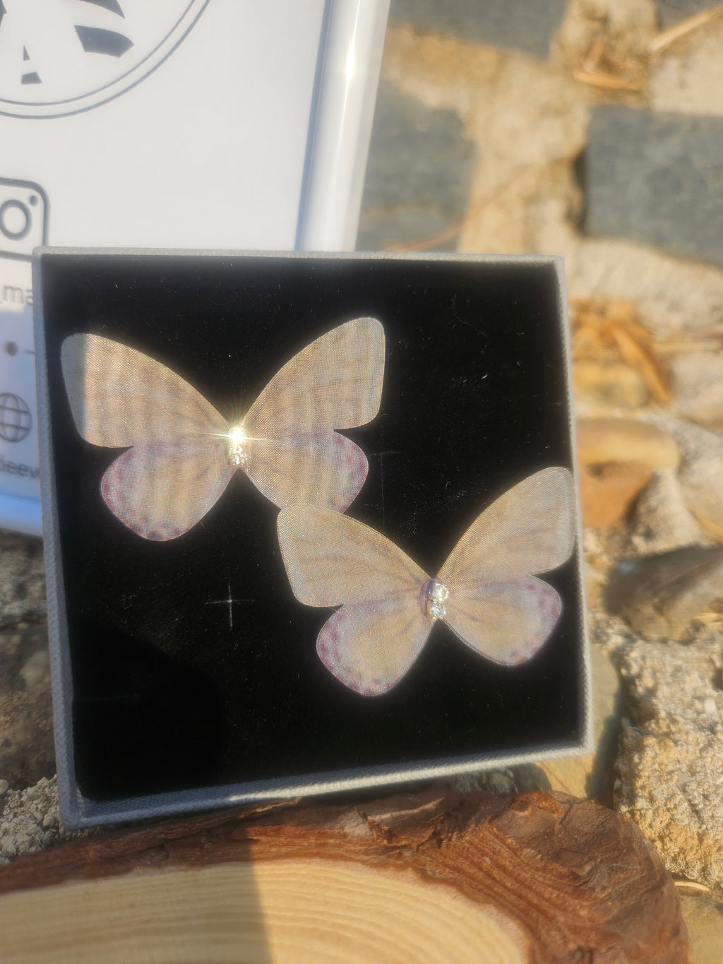 Pendientes Ayane con mariposas transparentes en relieve sobre base negra