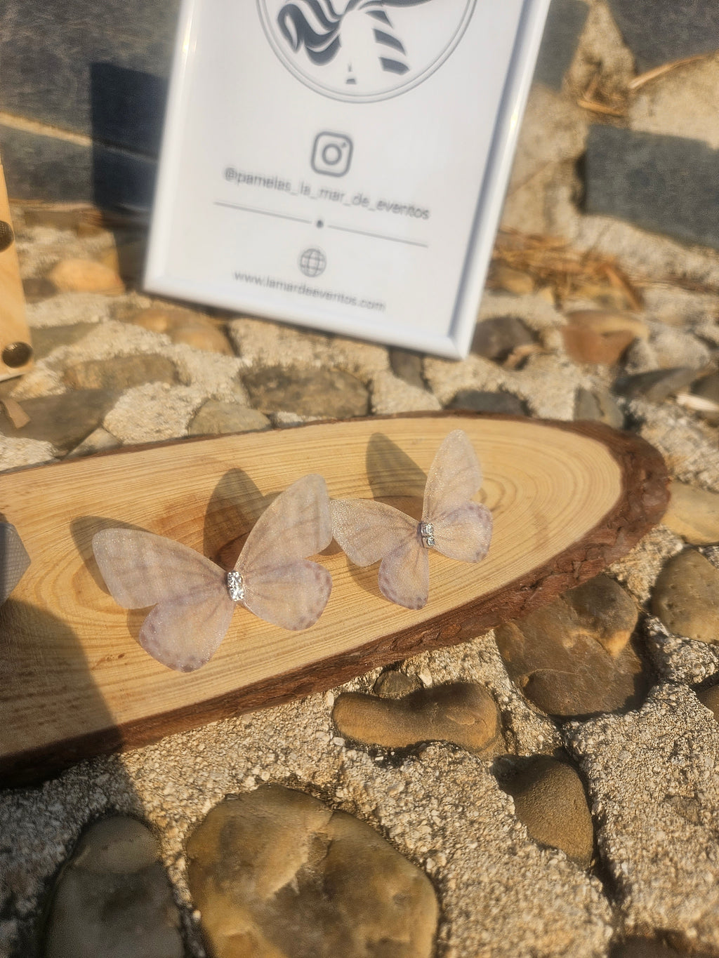 Pendientes Ayane con mariposas transparentes y colgantes plateados sobre soporte