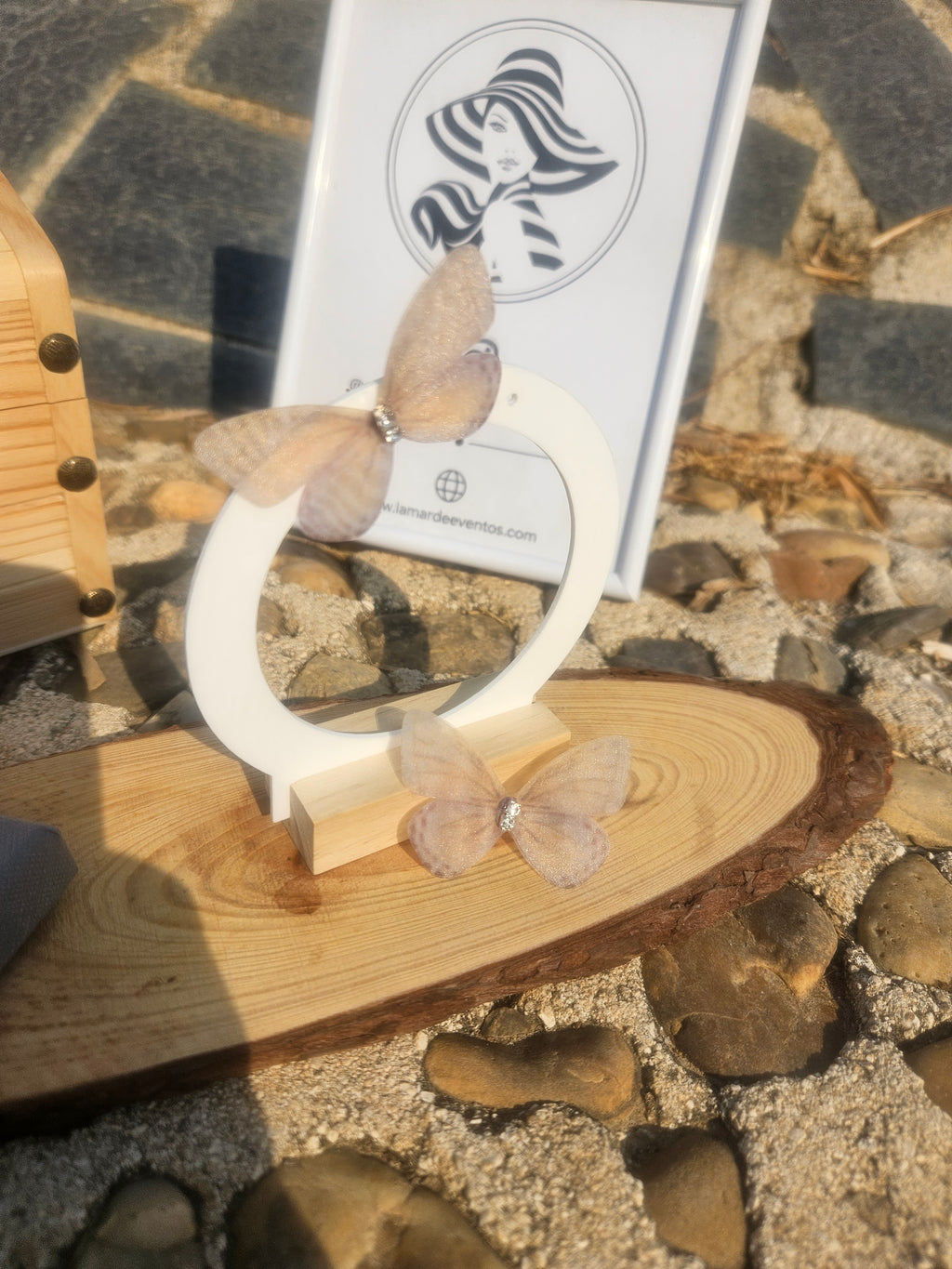 Pendientes Ayane con aro blanco y mariposas transparentes colgantes