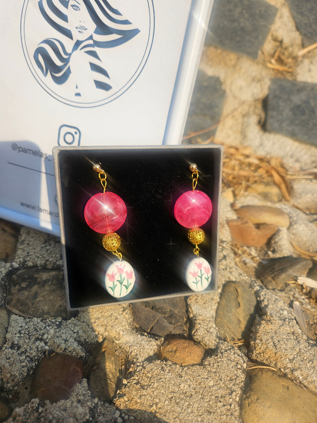 Pendientes Fiult con cuentas rosas y colgantes florales con ganchos dorados