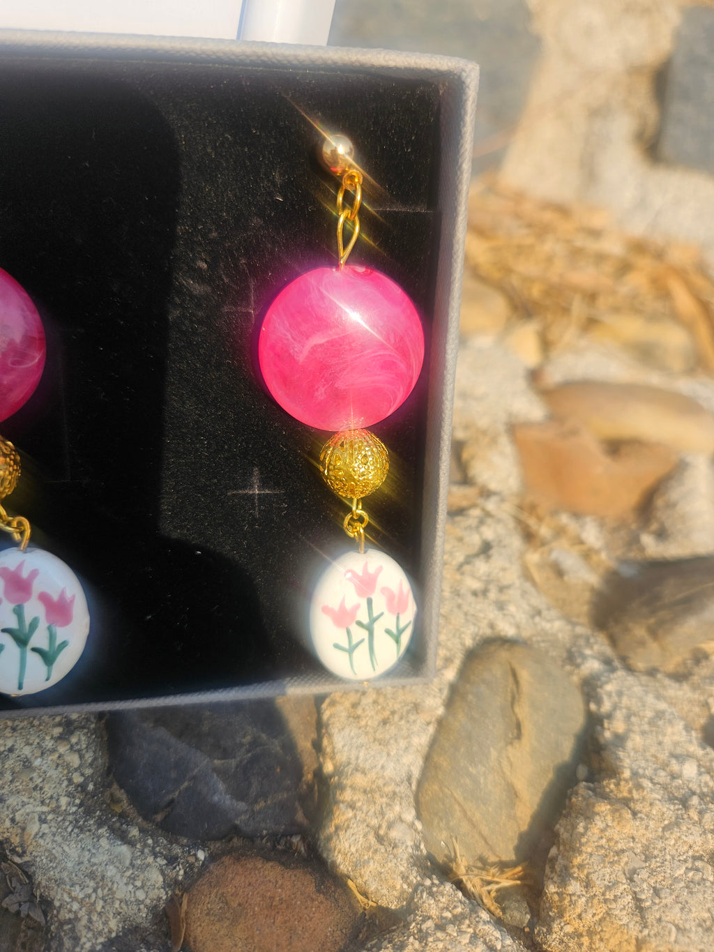 Pendientes Fiult con cuentas rosas esféricas y dijes florales colgantes dorados