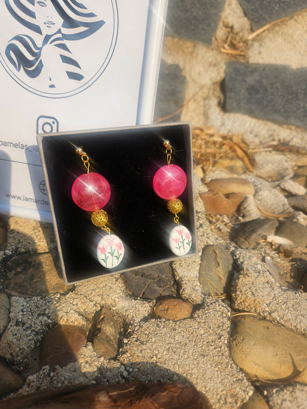 Pendientes Fiult en caja negra: cuentas rosas y dijes florales colgantes dorados
