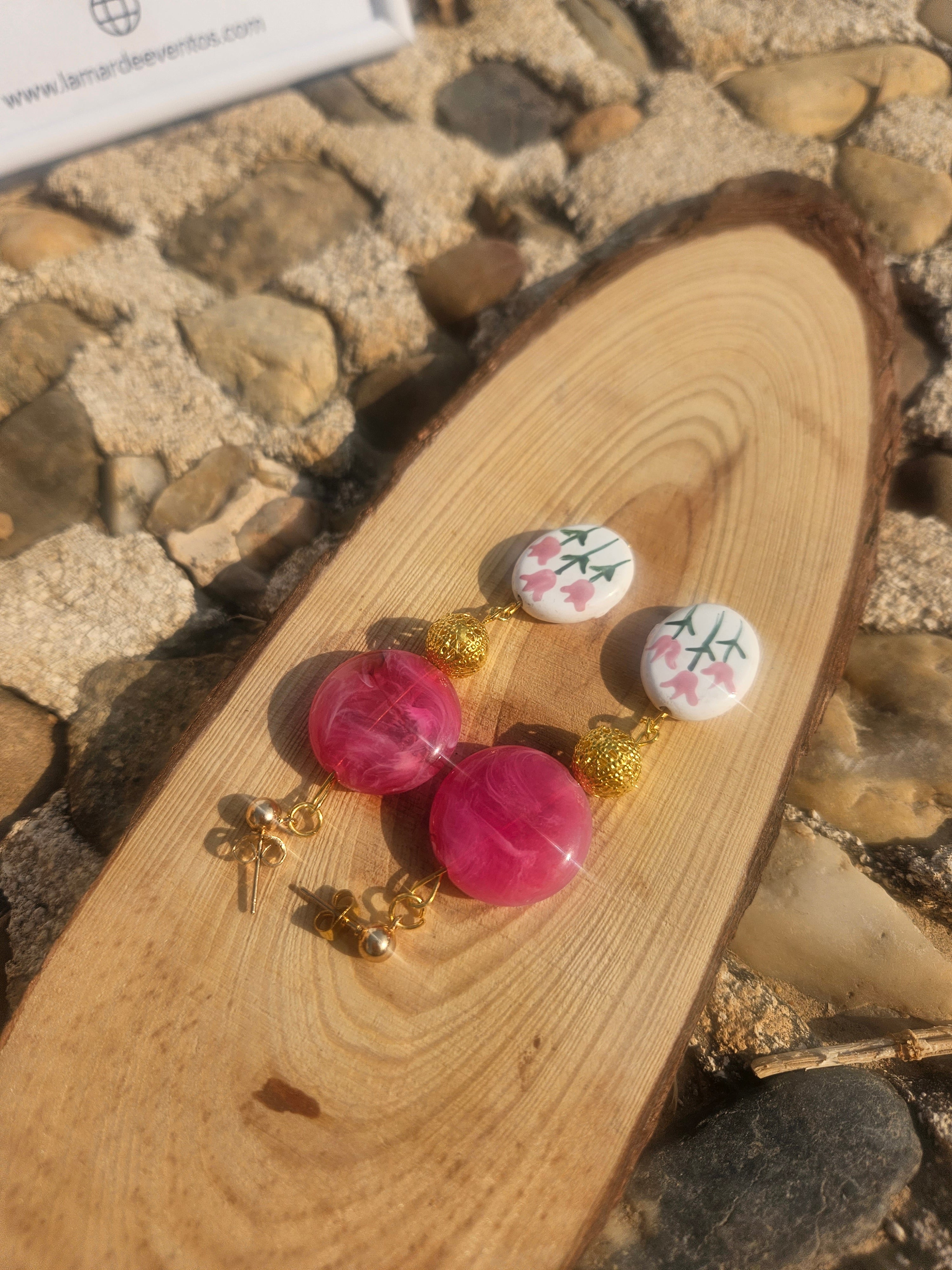 Pendientes Fiult sobre base de madera: cuentas rosas y dijes florales colgantes dorados