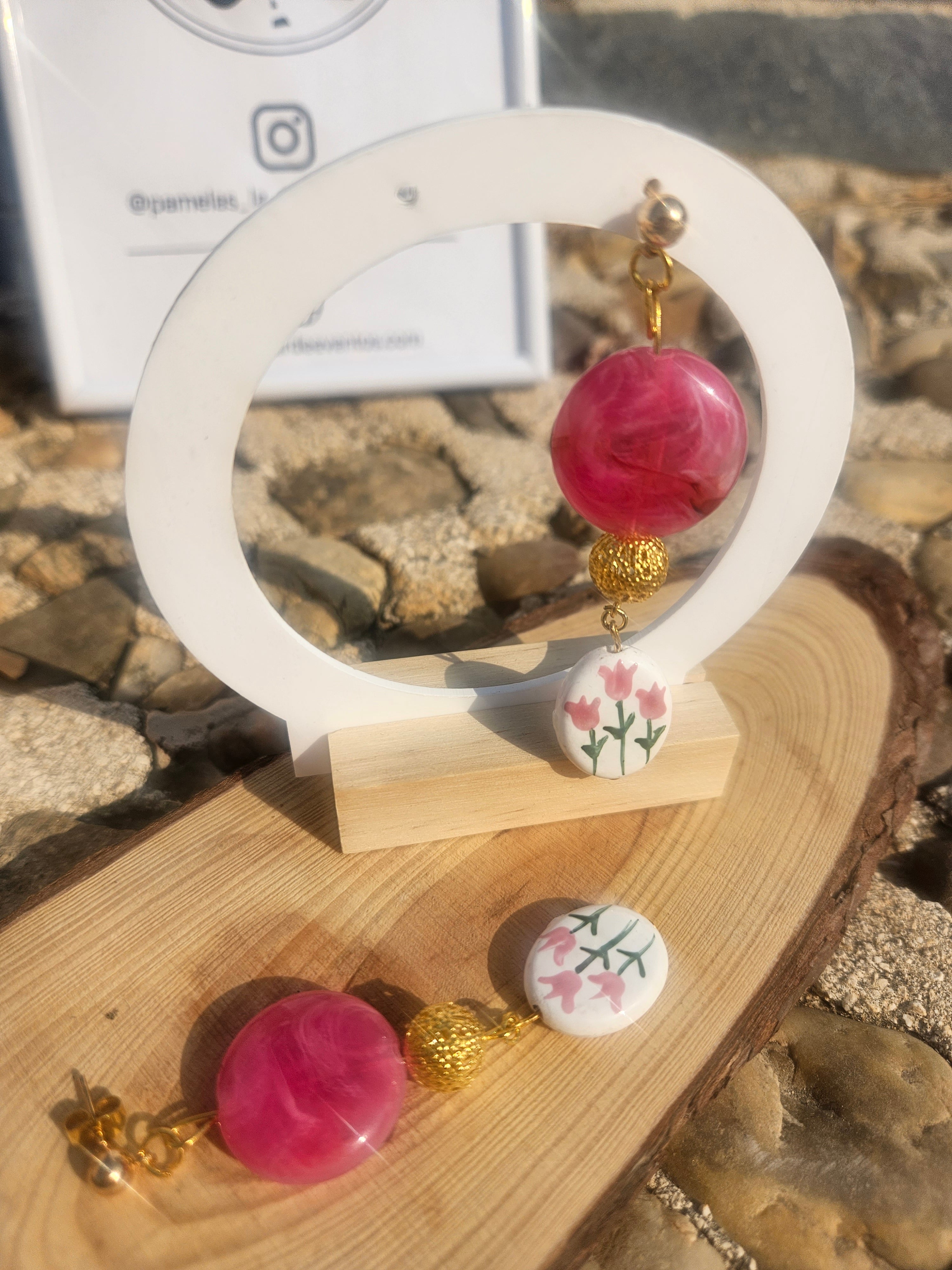 Pendientes Fiult con cuentas rosas y dijes florales, colgantes dorados