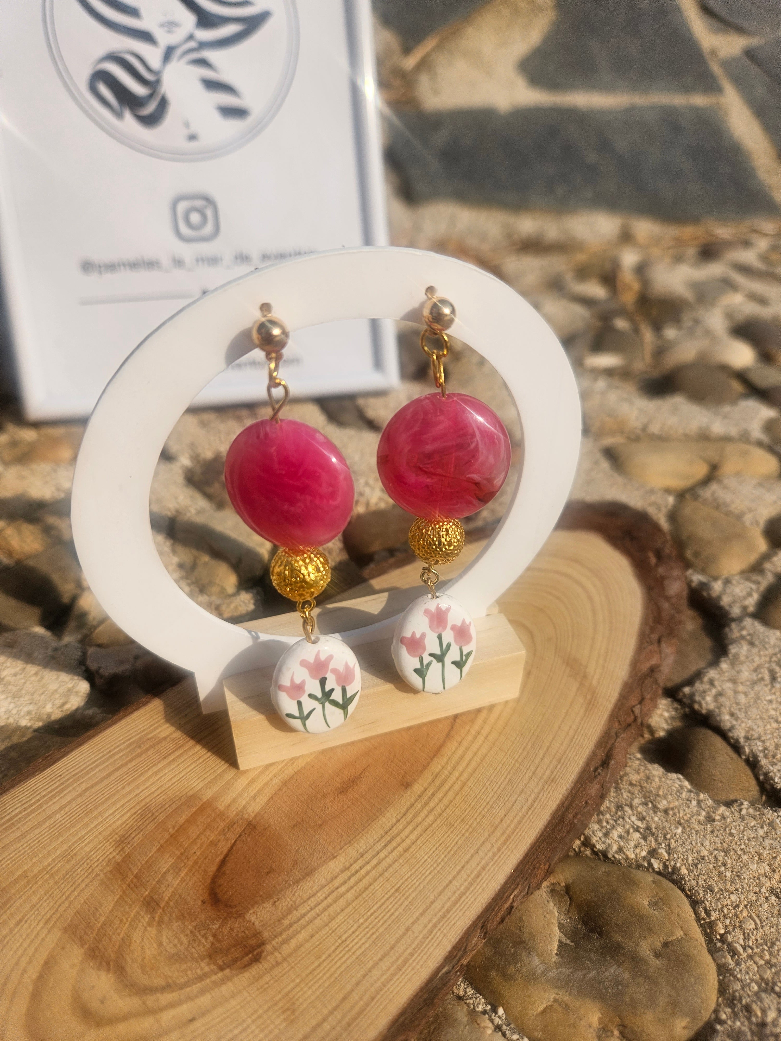 Pendientes Fiult en soporte blanco: cuentas rosas y colgantes florales dorados