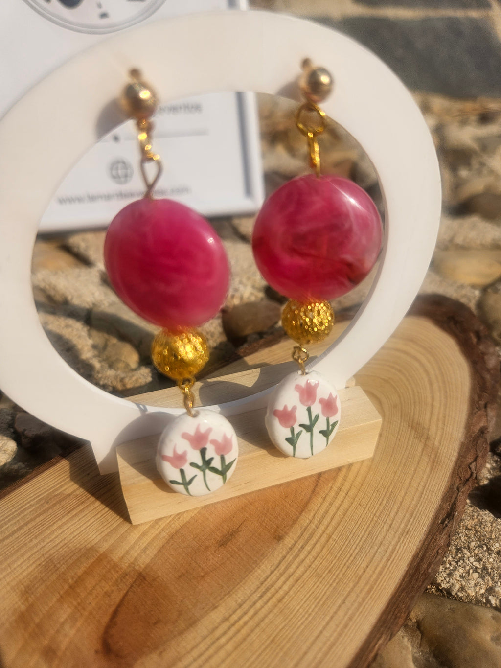 Pendientes Fiult con cuentas rosas grandes y dijes florales colgantes dorados