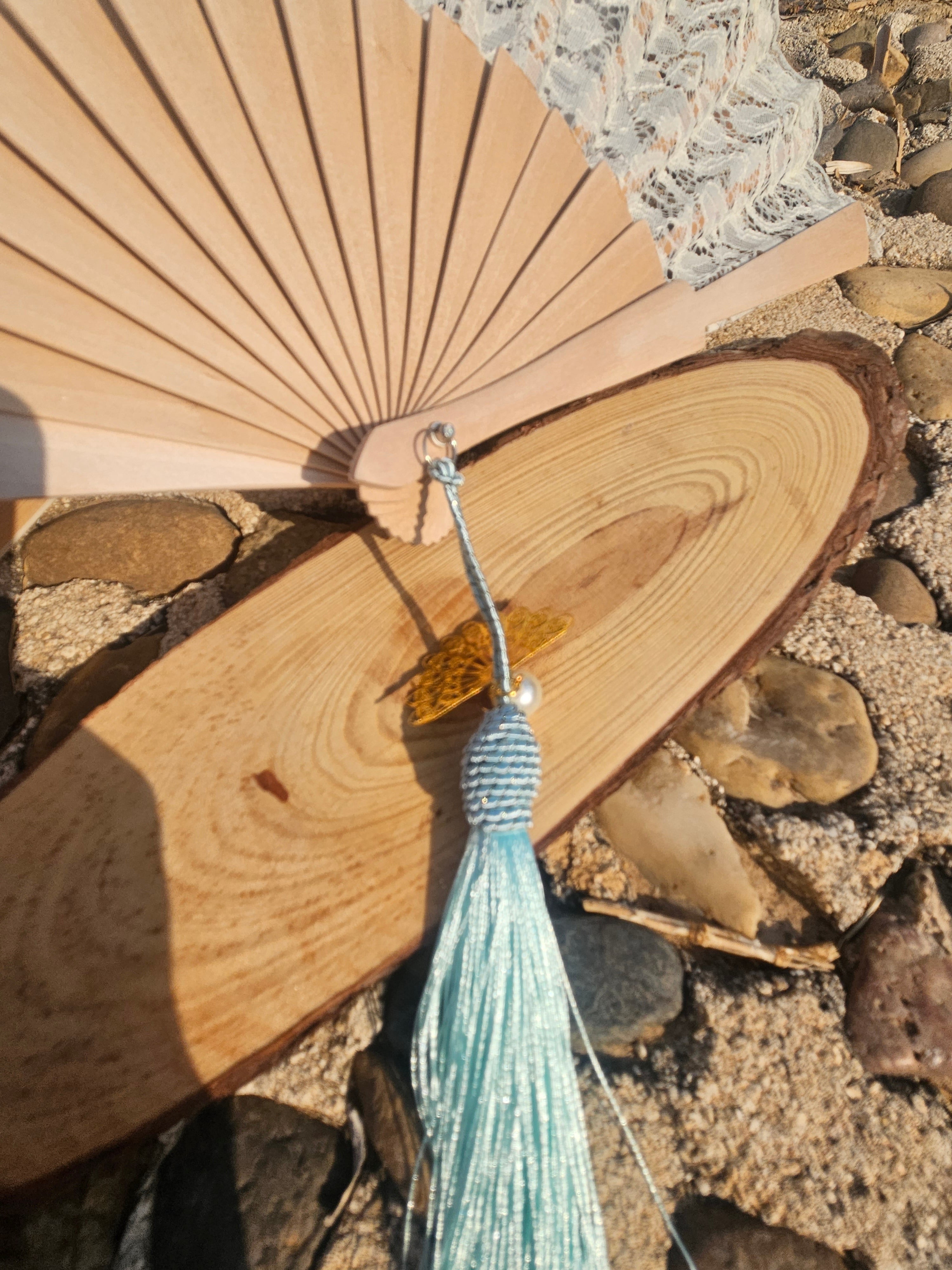 Abanico de madera con ribete de encaje blanco y borla azul turquesa colgante