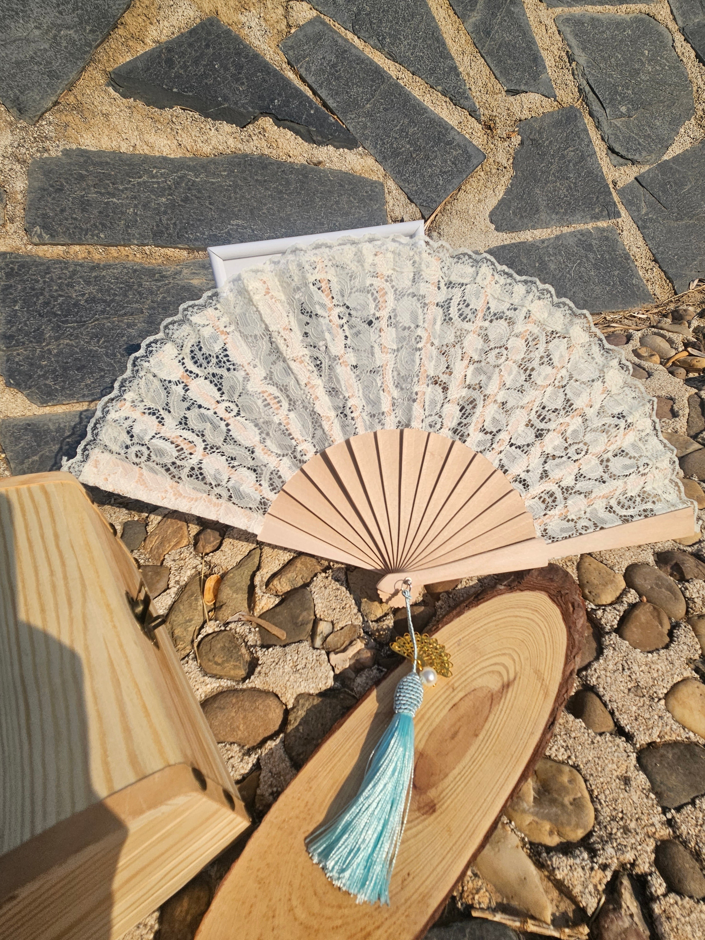 Abanico de madera natural con encaje blanco y borla turquesa con cuentas doradas