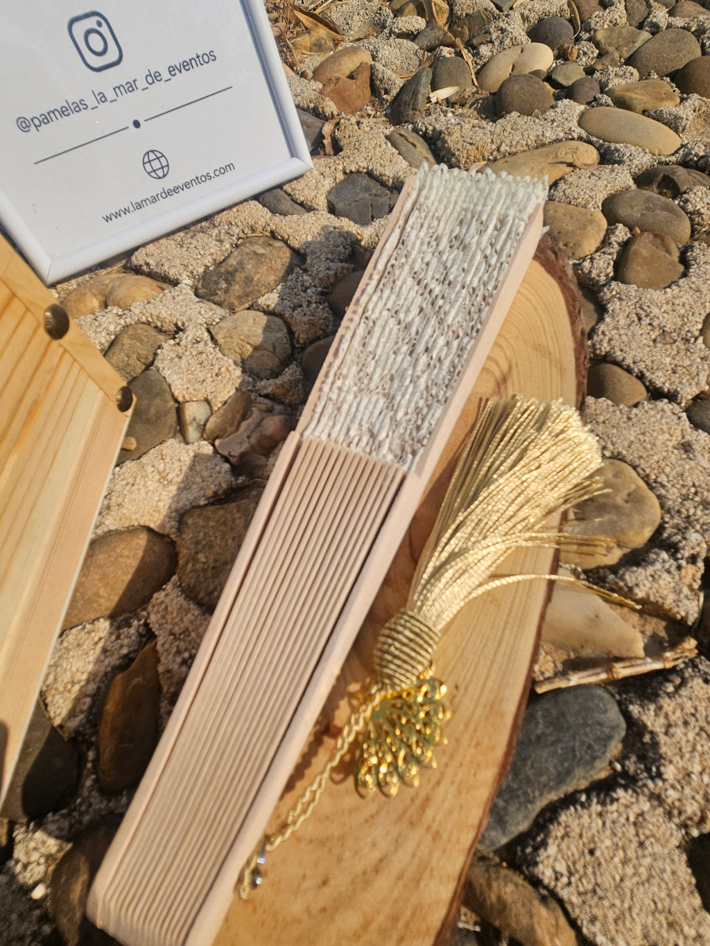Abanico de varillas beige con encaje blanco y cordón dorado con cuentas