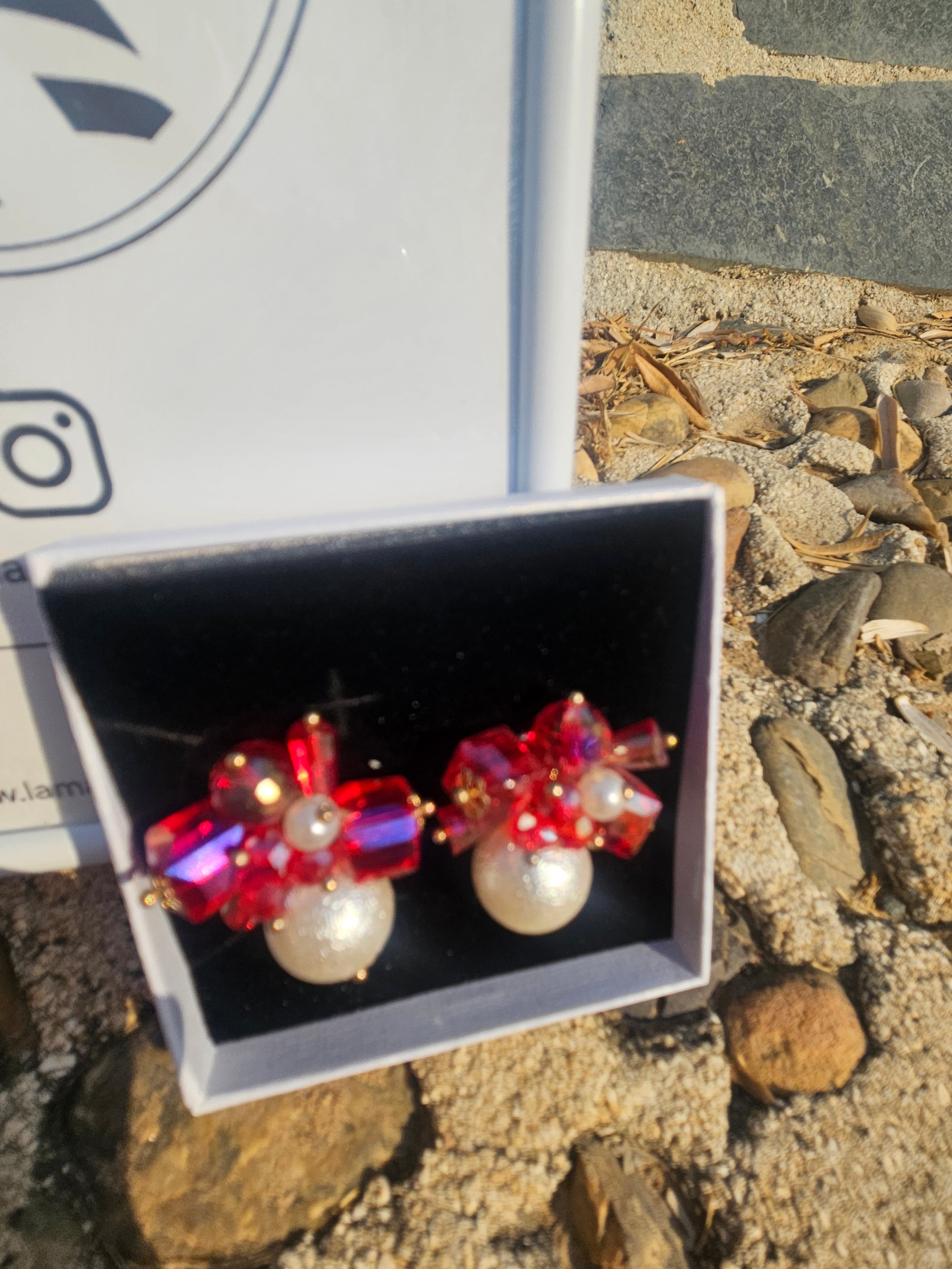 Pendientes con cristales rojos y cuentas de perla, diseño de lazo