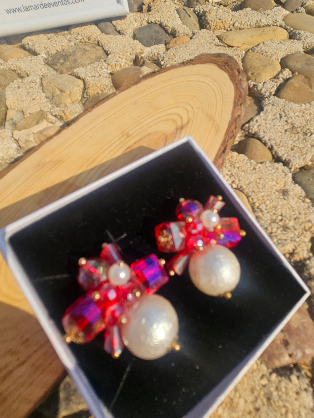 Pendientes con cristales rojos y dos cuentas de perla, estilo lazo