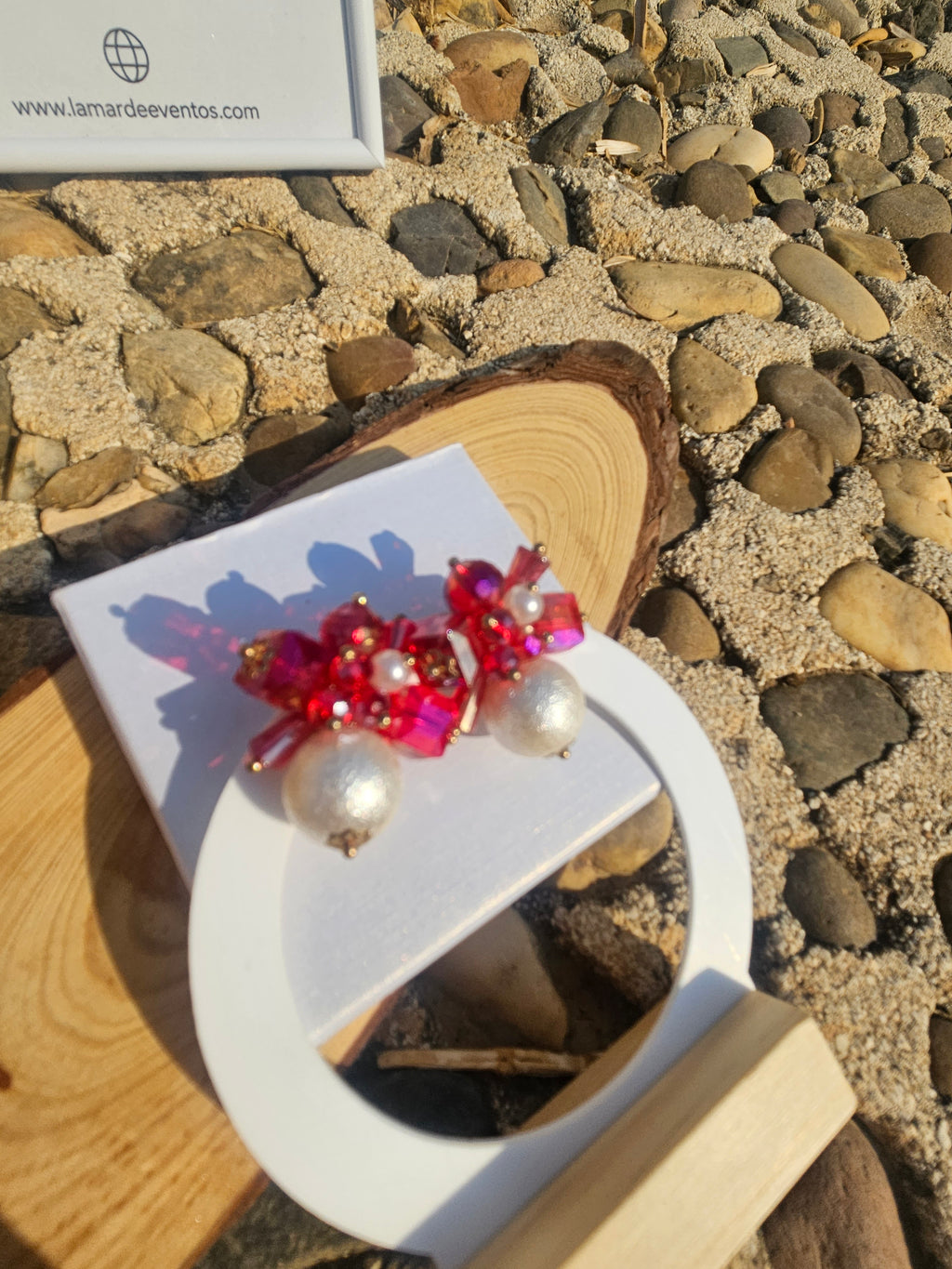 Pendientes rojos con pedrería brillante y perlas pequeñas