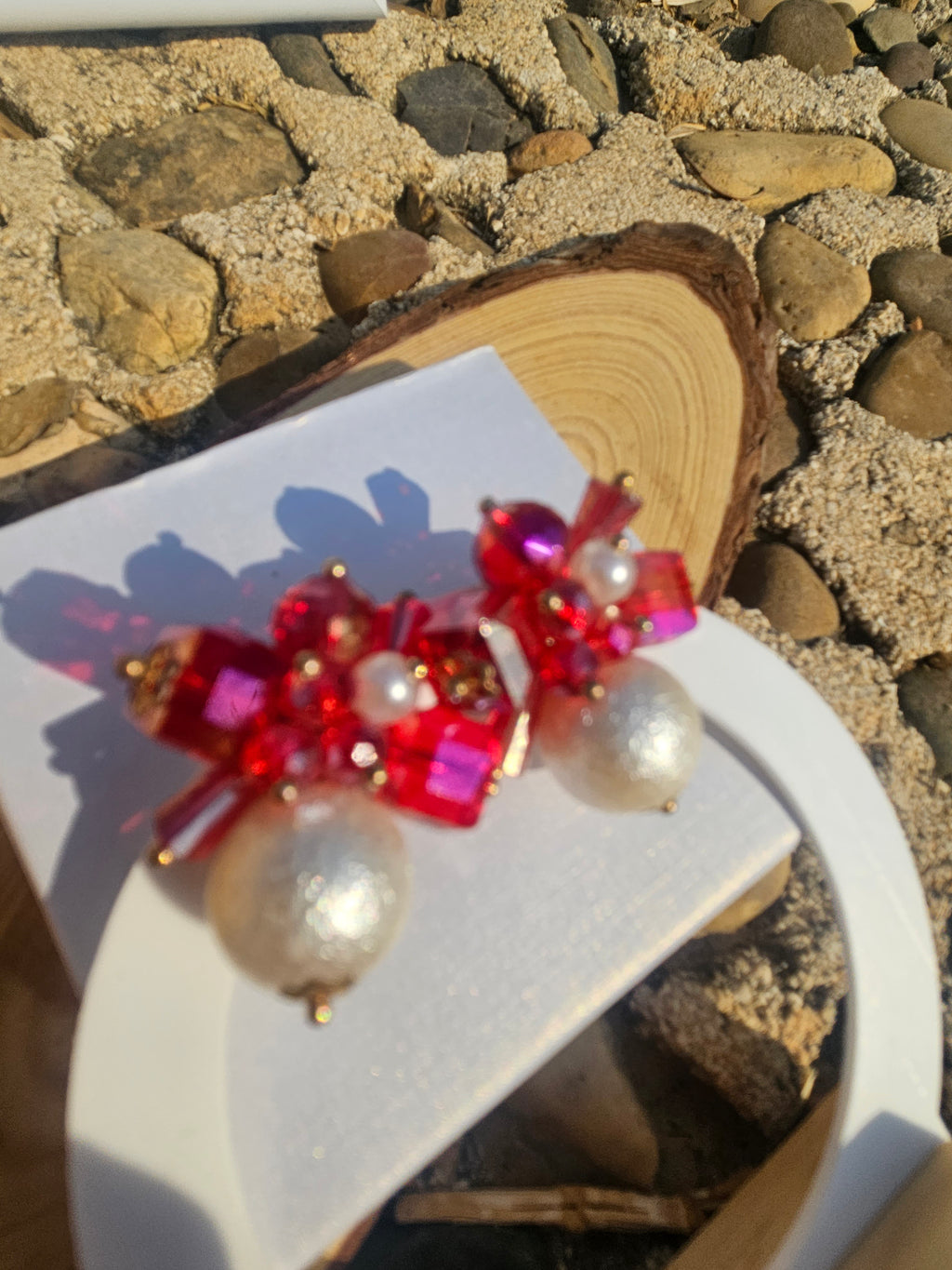 Pendientes con pedrería roja y perlas redondas, sin perder el detalle