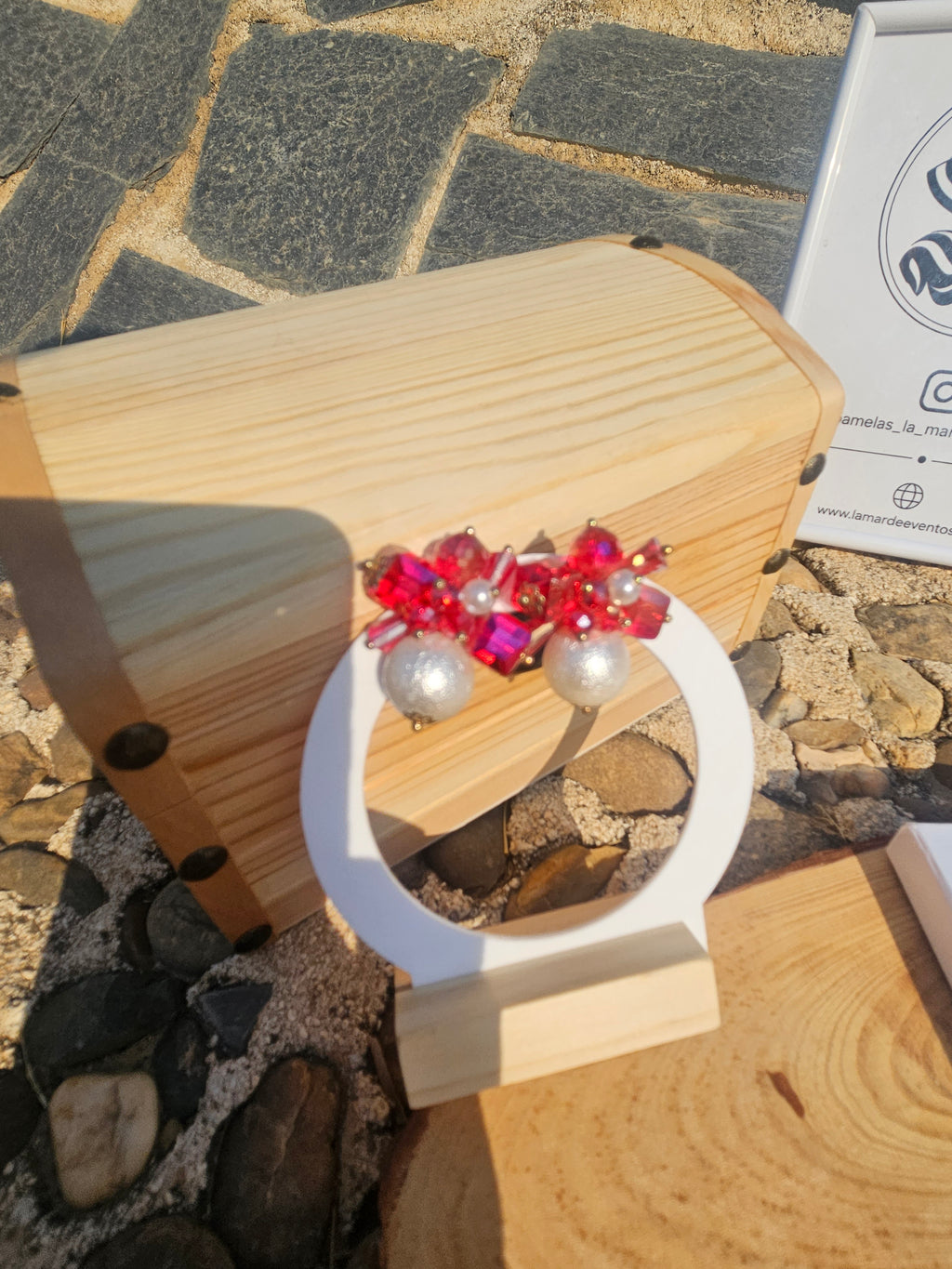 Pendientes con lazo rojo de pedrería y dos perlas redondas