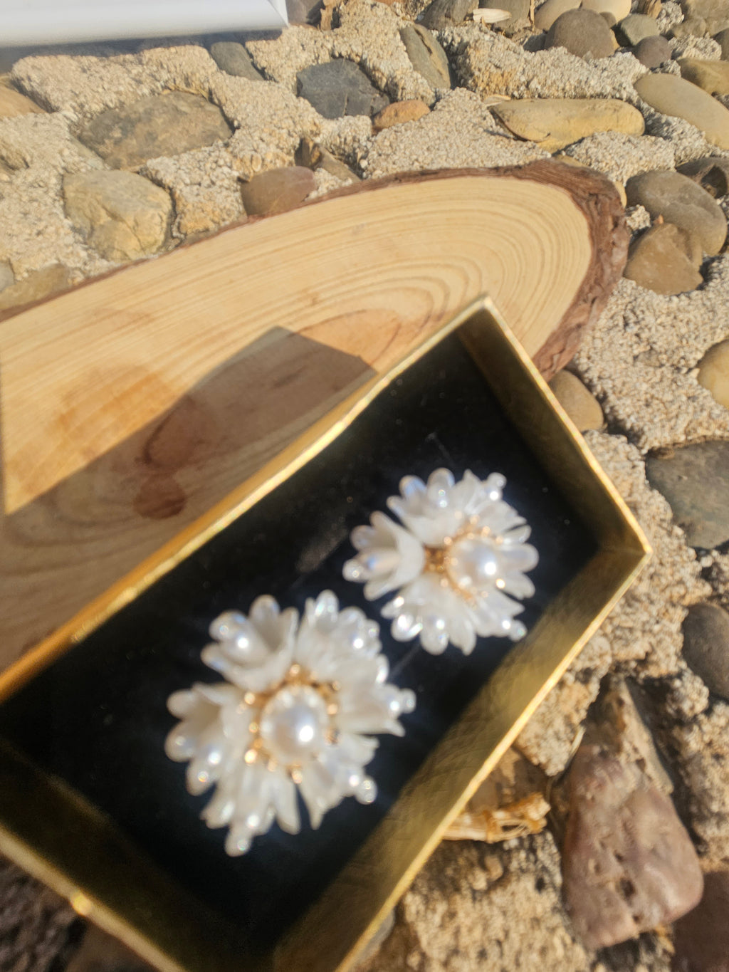 Pendientes florales blancos con perlas y detalles dorados, tipo botón