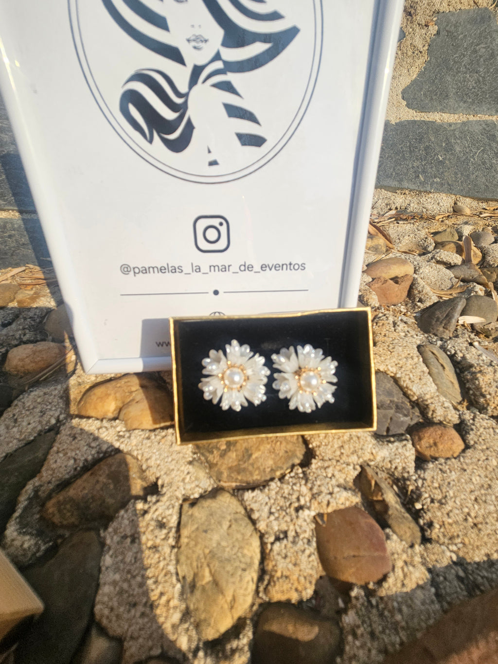 Pendientes florales blancos con centro de perla y acabado dorado, estilo botón