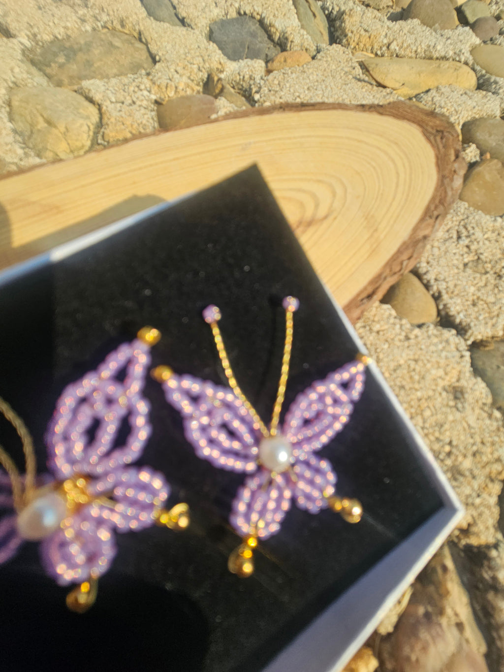 Pendientes Louis con mariposas moradas de abalorios y perla, en caja negra