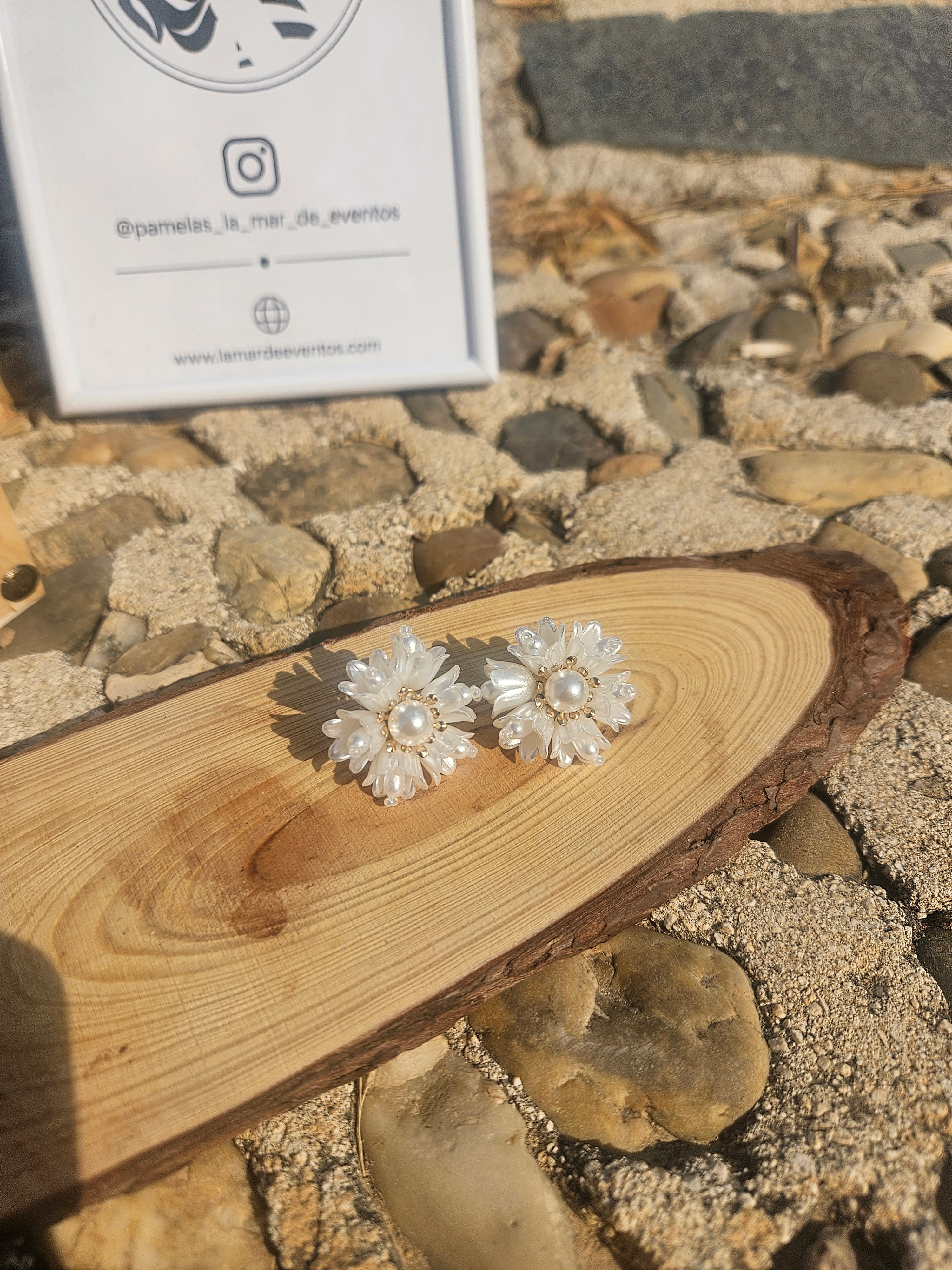 Pendientes florales blancos con perla central y detalles dorados, par